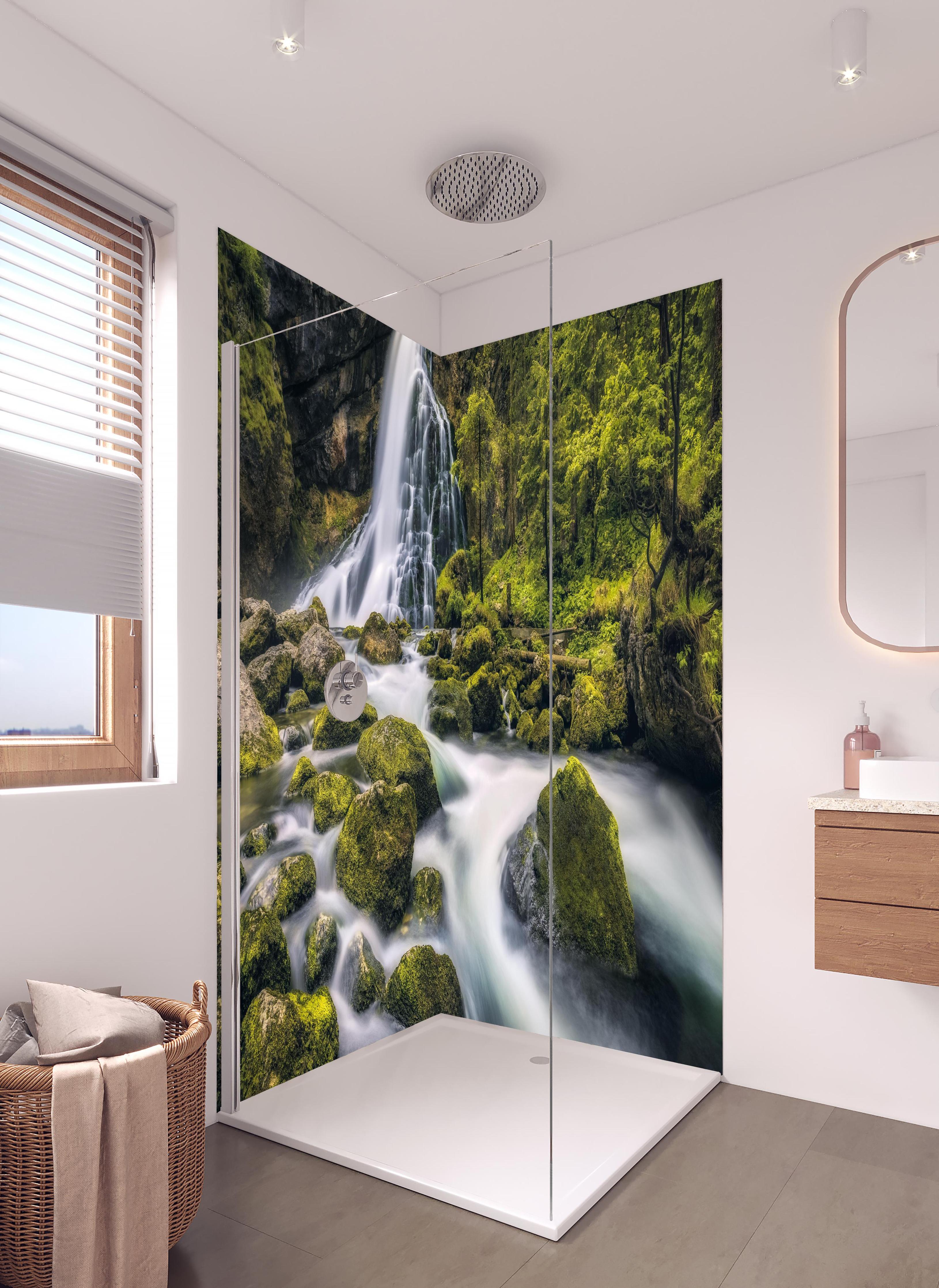 Duschrückwand - Wasserfall in Golling, Salzburg in hellem Badezimmer mit Regenduschkopf - zweiteilige Eck-Duschrückwand