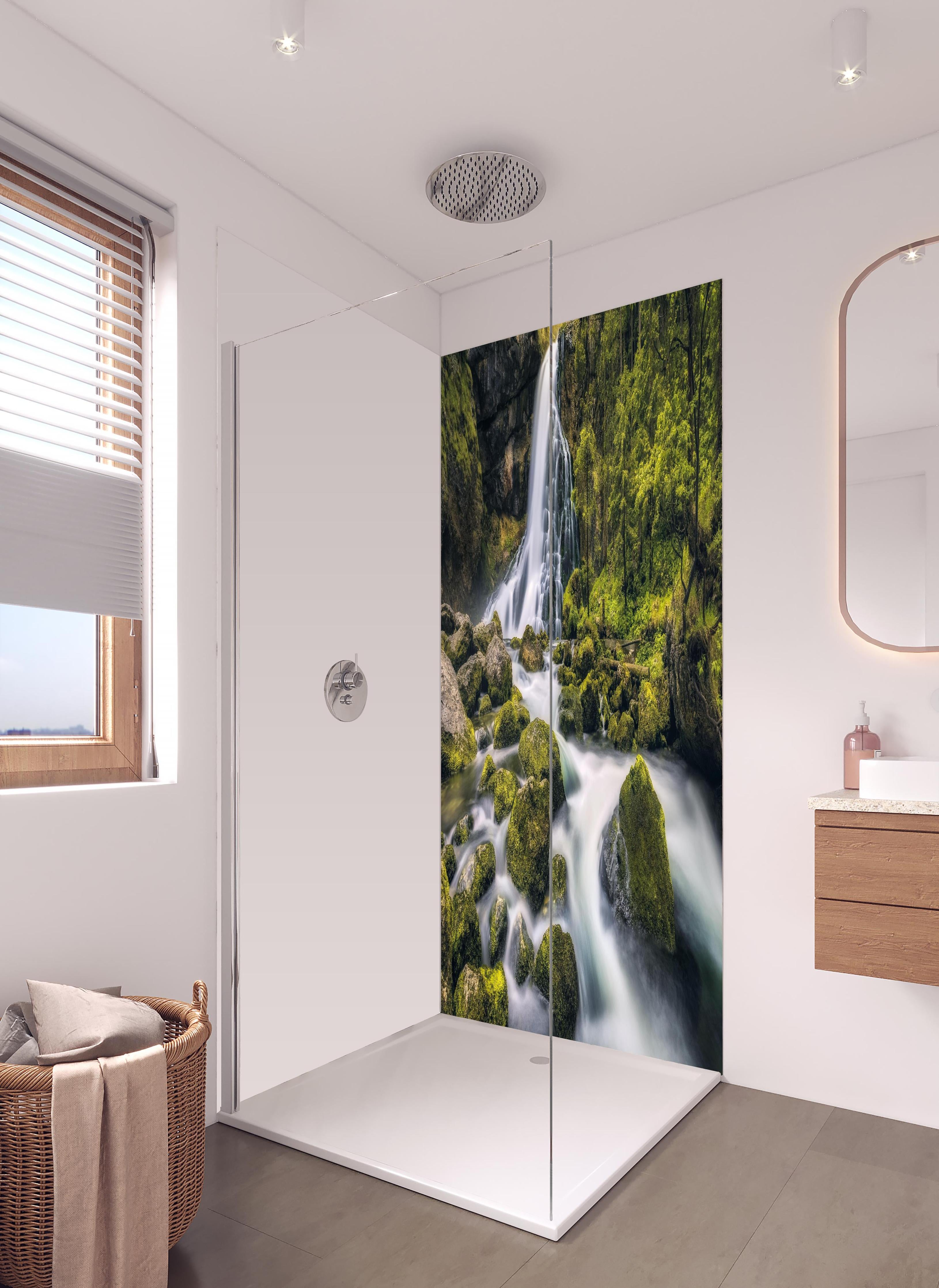 Duschrückwand - Wasserfall in Golling, Salzburg in hellem Badezimmer mit Regenduschkopf - zweiteilige Eck-Duschrückwand