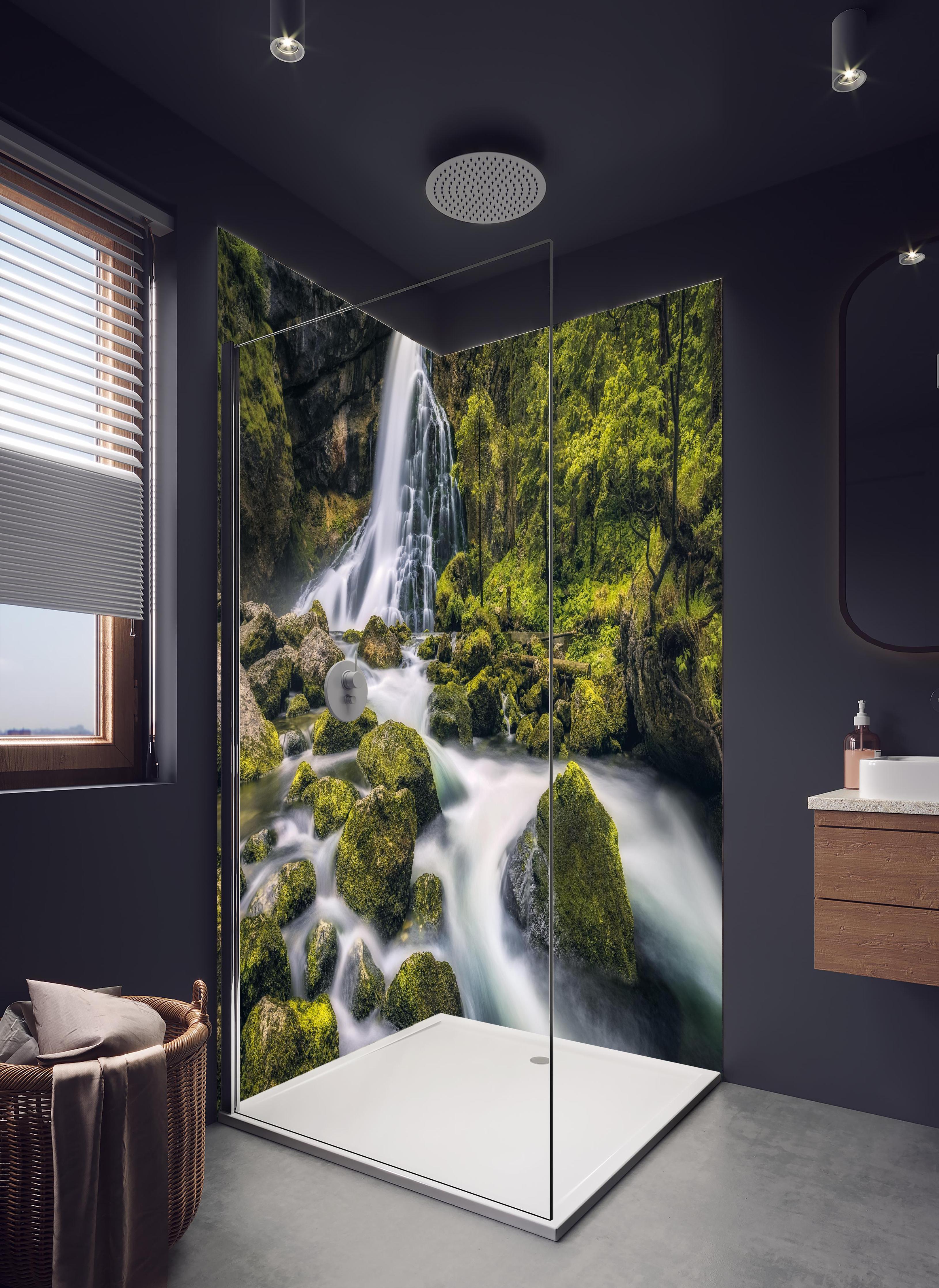 Duschrückwand - Wasserfall in Golling, Salzburg in hellem Badezimmer mit Regenduschkopf - zweiteilige Eck-Duschrückwand