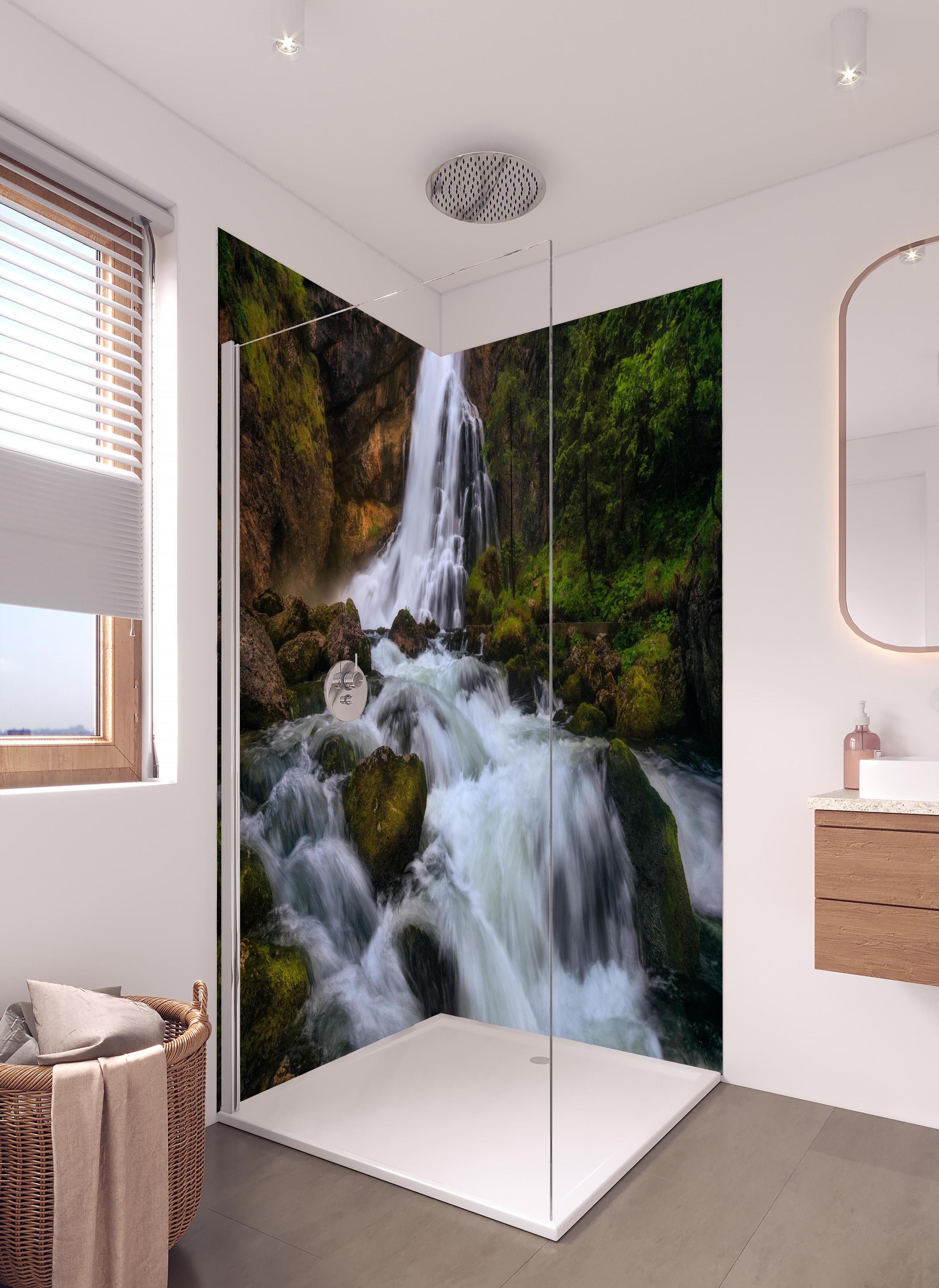 Duschrückwand - Wasserfall in bergiger Region in hellem Badezimmer mit Regenduschkopf - zweiteilige Eck-Duschrückwand