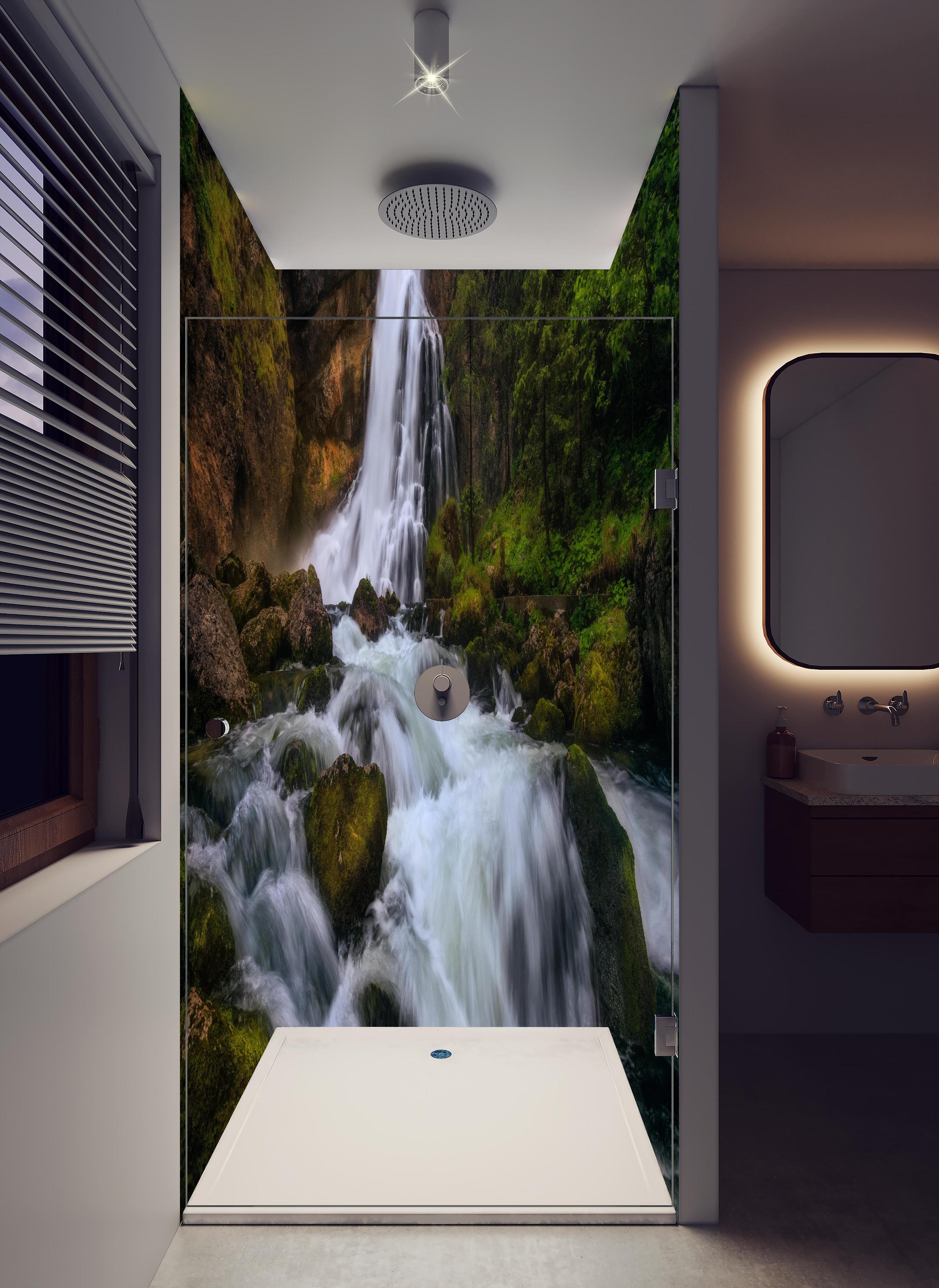 Duschrückwand - Wasserfall in bergiger Region in hellem Badezimmer mit Regenduschkopf - zweiteilige Eck-Duschrückwand