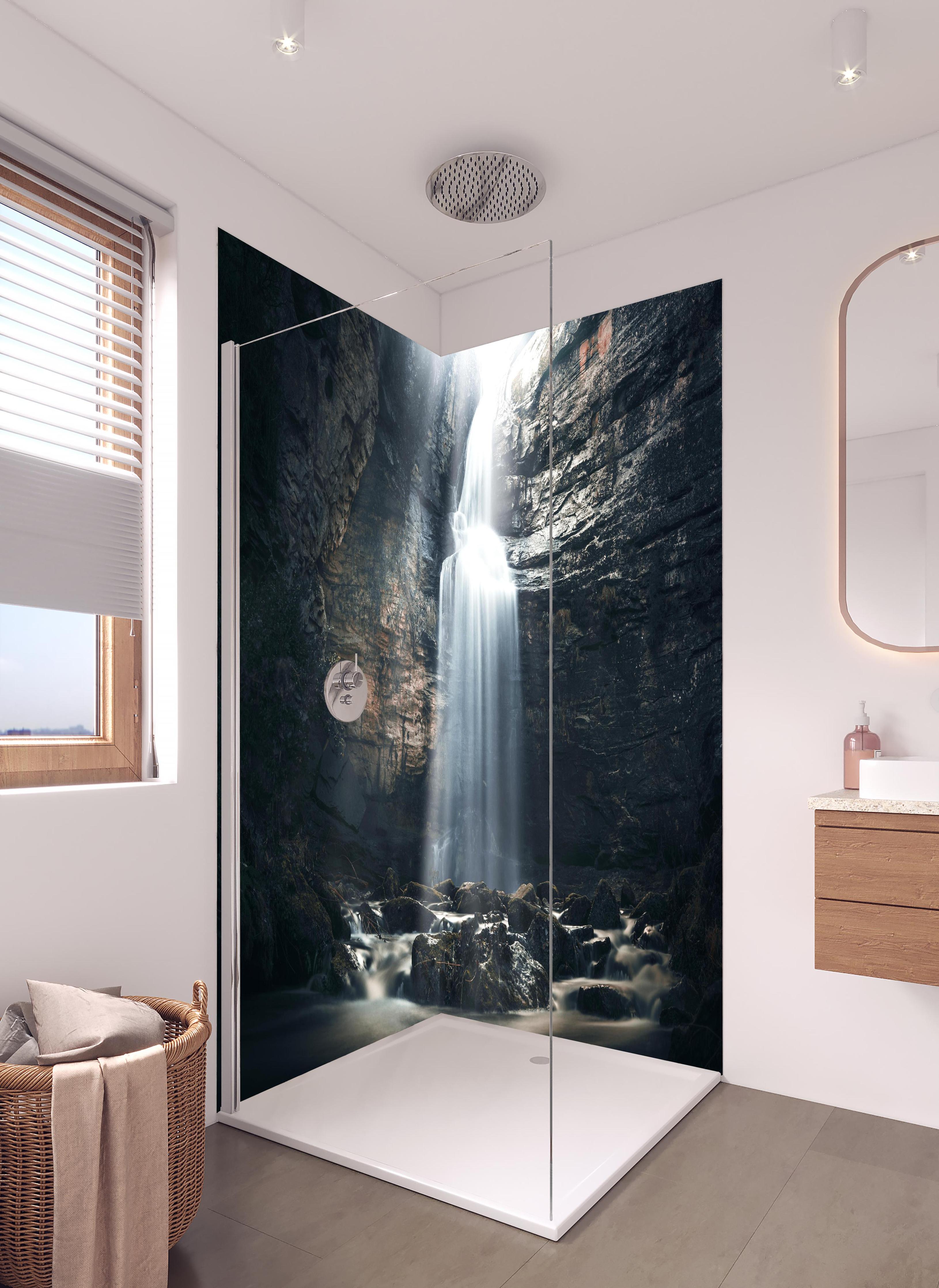 Duschrückwand - Wasserfall in geheimnisvoller Schlucht in hellem Badezimmer mit Regenduschkopf - zweiteilige Eck-Duschrückwand