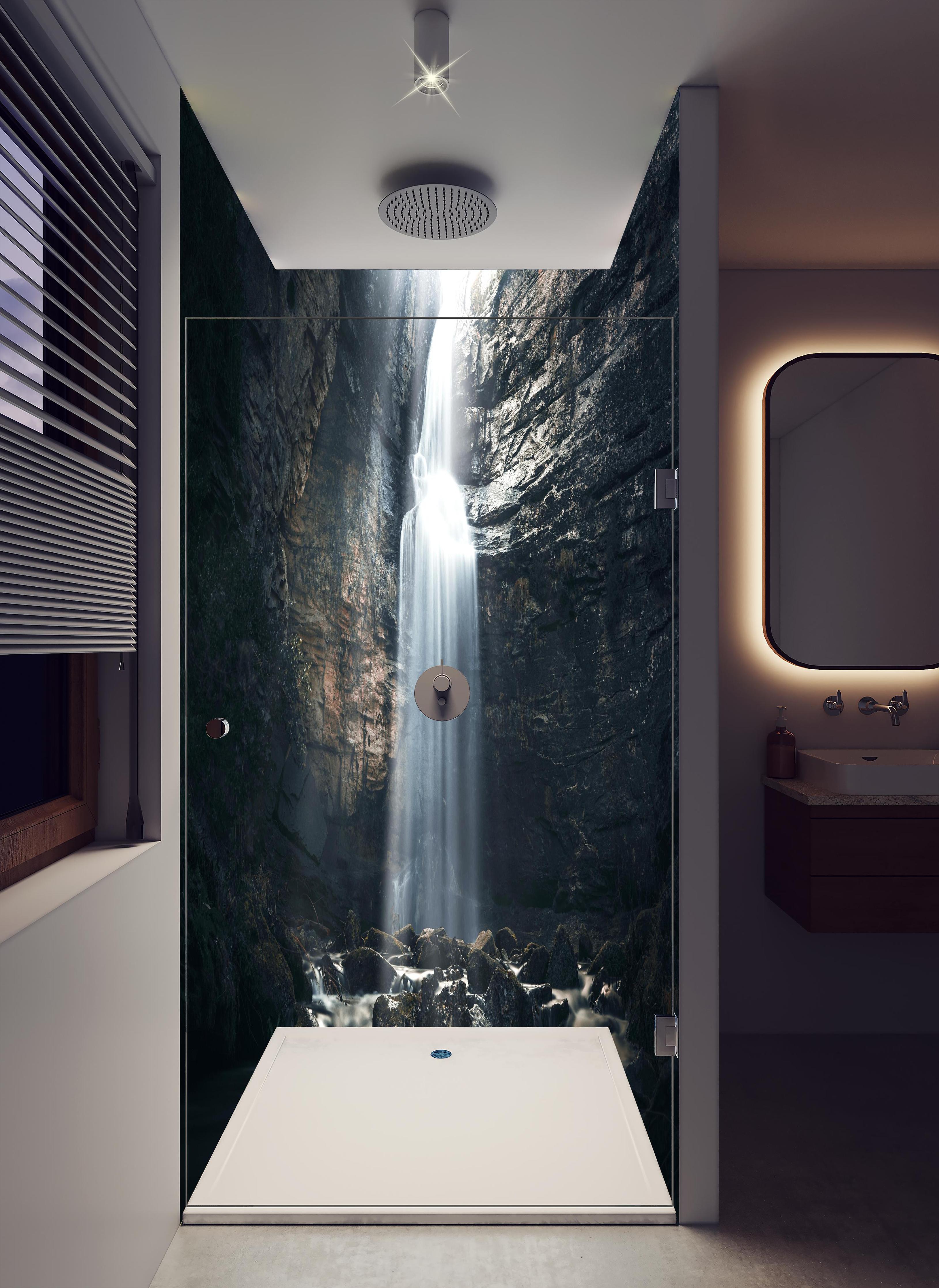 Duschrückwand - Wasserfall in geheimnisvoller Schlucht in hellem Badezimmer mit Regenduschkopf - zweiteilige Eck-Duschrückwand