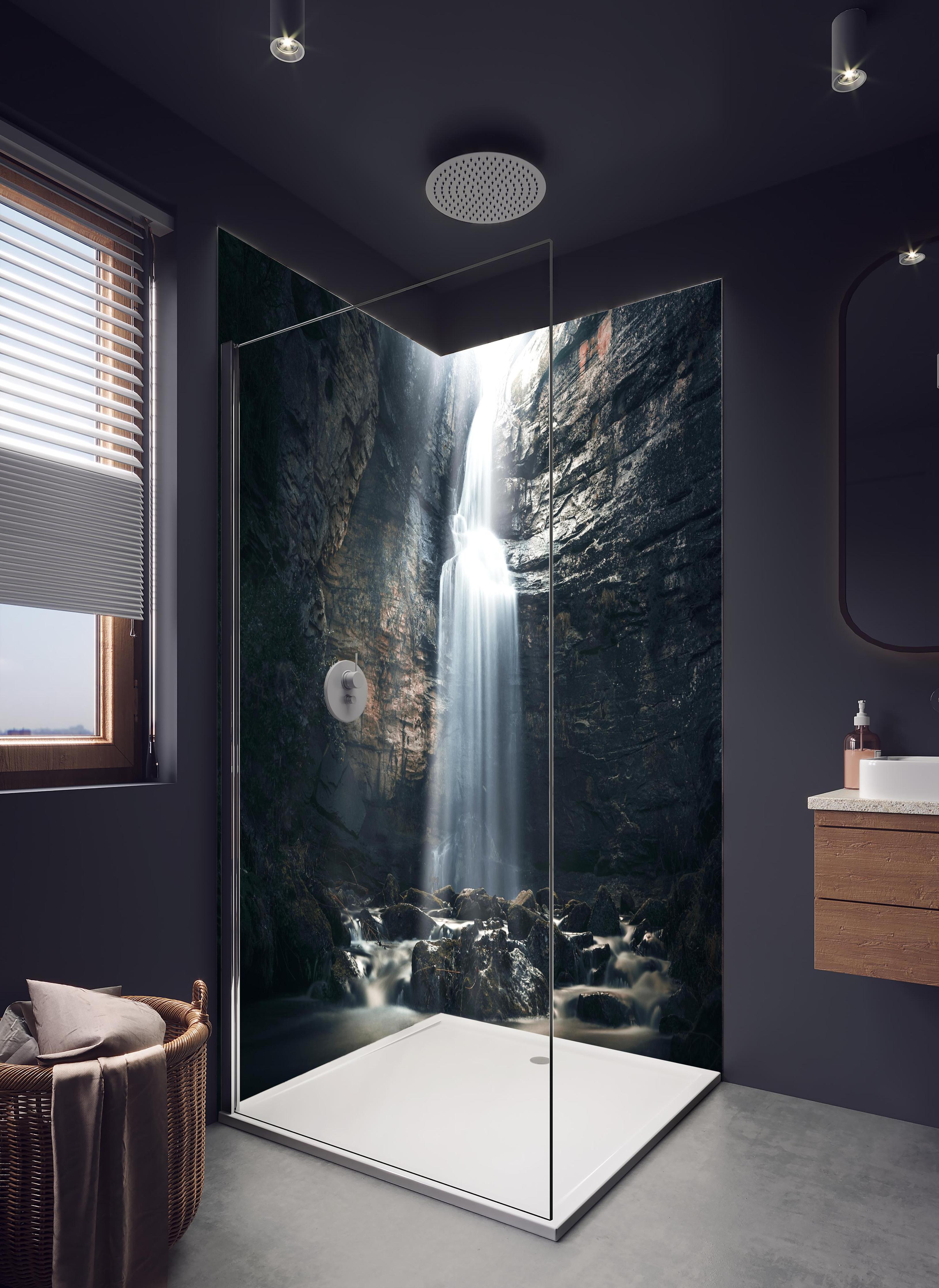 Duschrückwand - Wasserfall in geheimnisvoller Schlucht in hellem Badezimmer mit Regenduschkopf - zweiteilige Eck-Duschrückwand