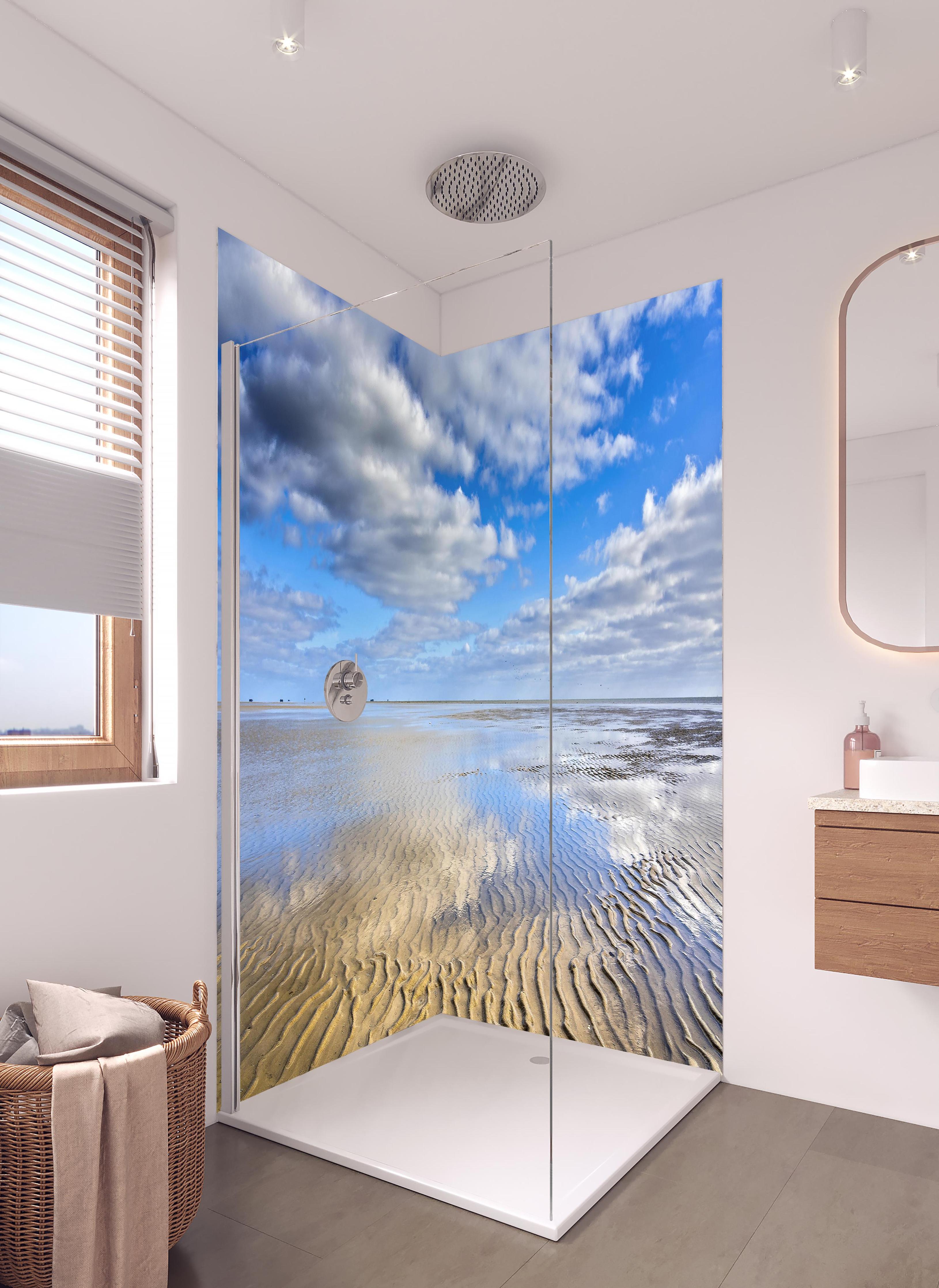 Duschrückwand - Wattenmeer der Nordsee bei Ebbe in hellem Badezimmer mit Regenduschkopf - zweiteilige Eck-Duschrückwand