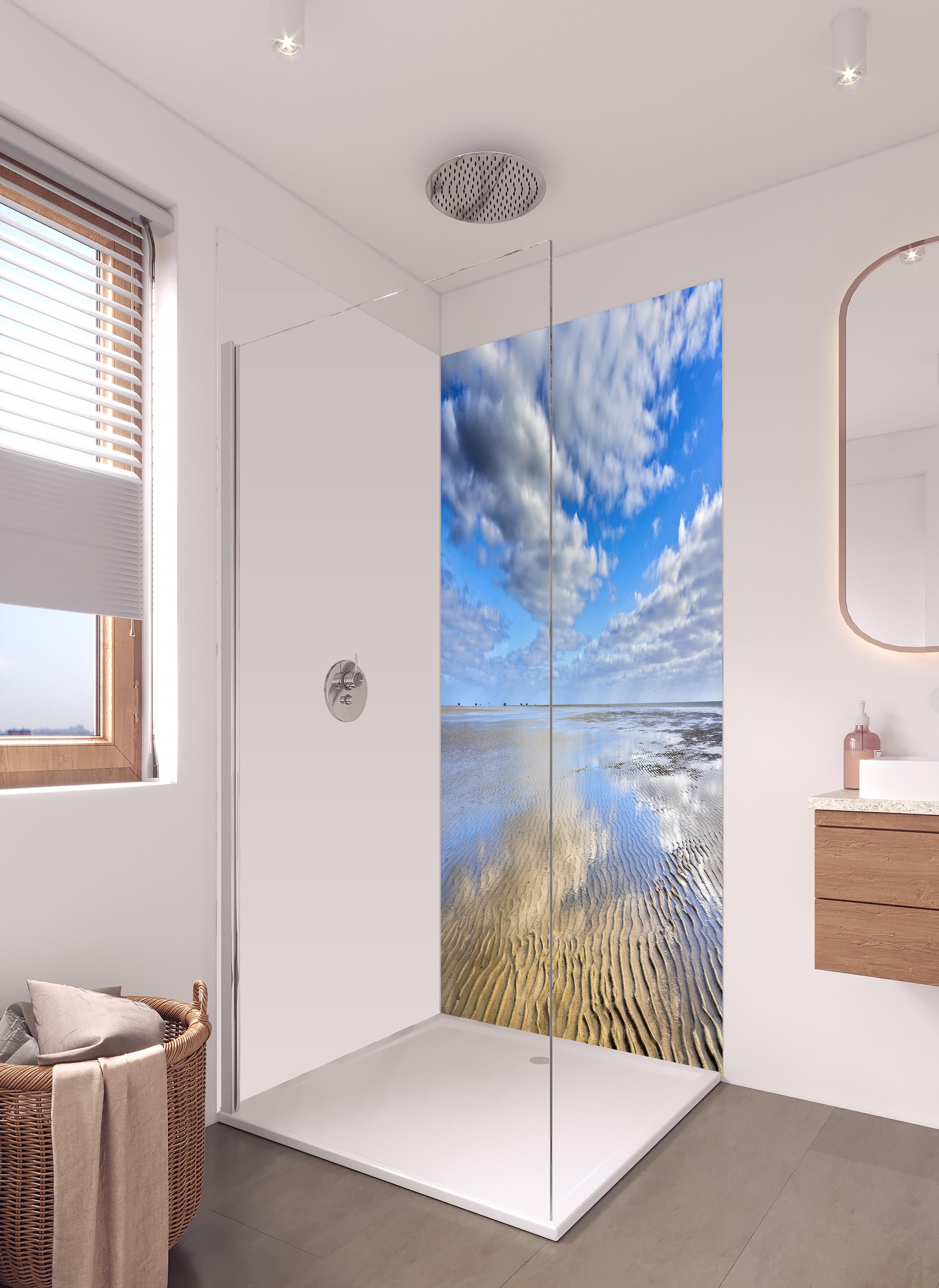 Duschrückwand - Wattenmeer der Nordsee bei Ebbe in hellem Badezimmer mit Regenduschkopf - zweiteilige Eck-Duschrückwand