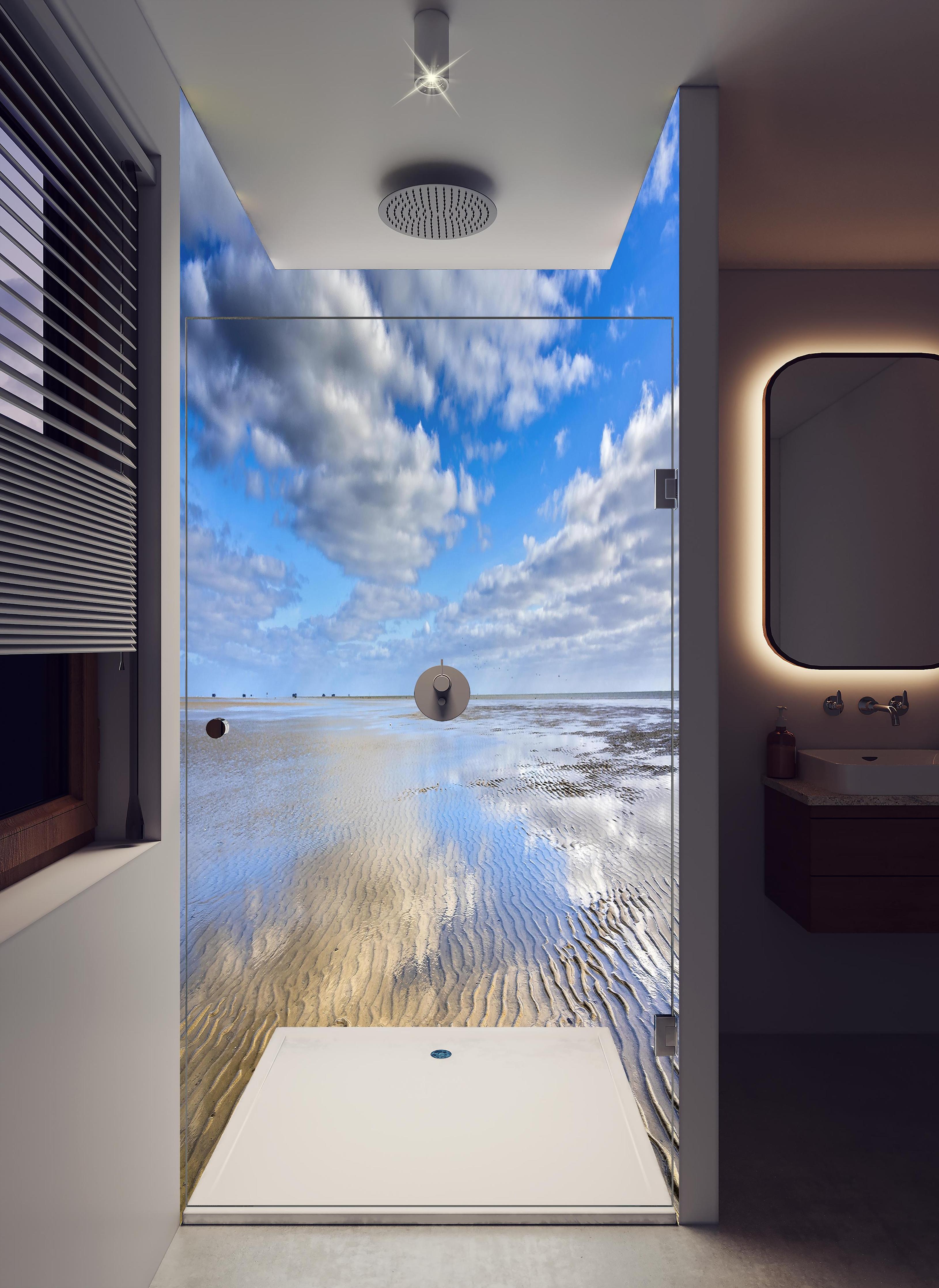 Duschrückwand - Wattenmeer der Nordsee bei Ebbe in hellem Badezimmer mit Regenduschkopf - zweiteilige Eck-Duschrückwand