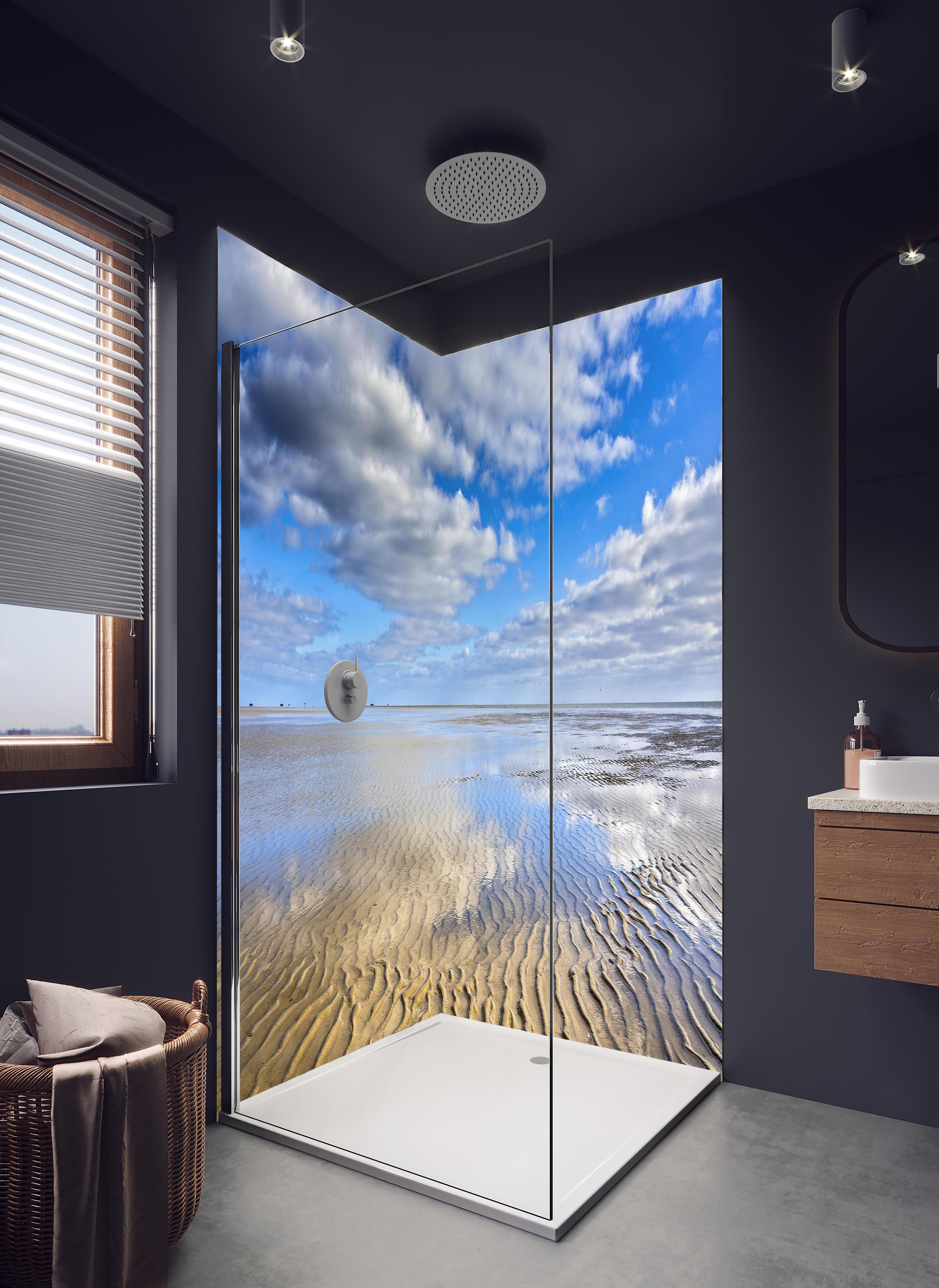 Duschrückwand - Wattenmeer der Nordsee bei Ebbe in hellem Badezimmer mit Regenduschkopf - zweiteilige Eck-Duschrückwand