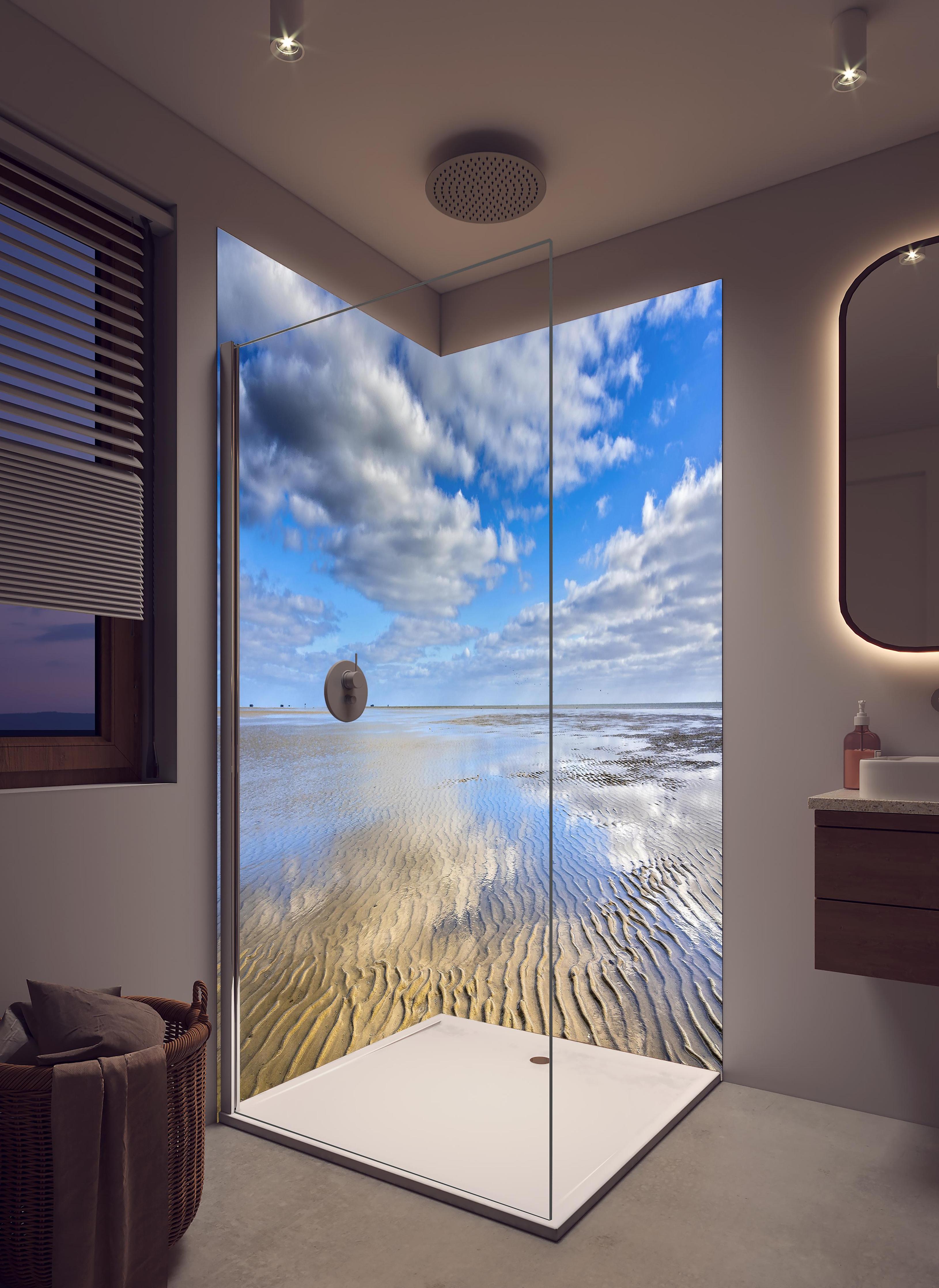 Duschrückwand - Wattenmeer der Nordsee bei Ebbe in hellem Badezimmer mit Regenduschkopf - zweiteilige Eck-Duschrückwand
