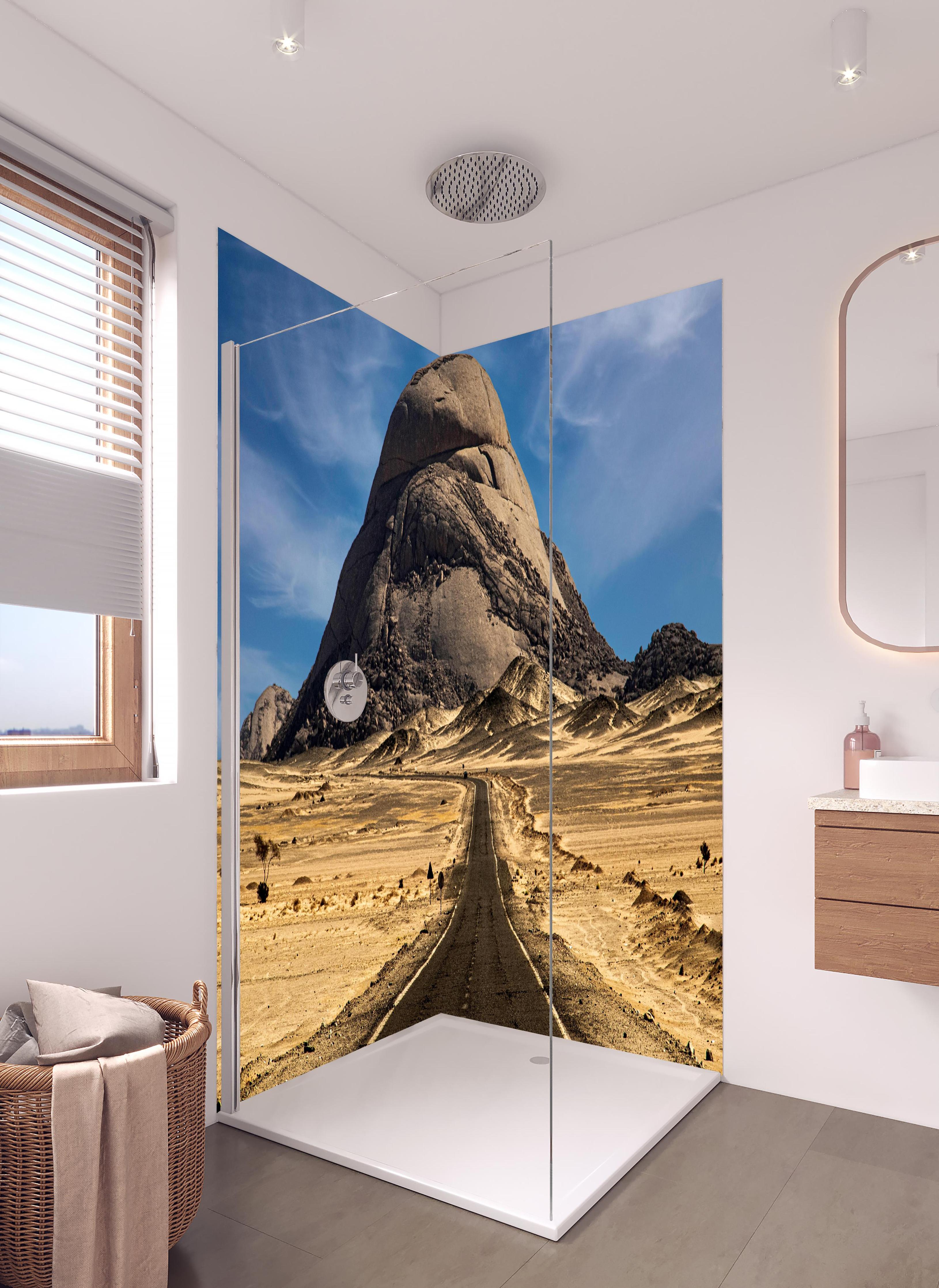 Duschrückwand - Weg durch Wüstenlandschaft zum Berg in hellem Badezimmer mit Regenduschkopf - zweiteilige Eck-Duschrückwand