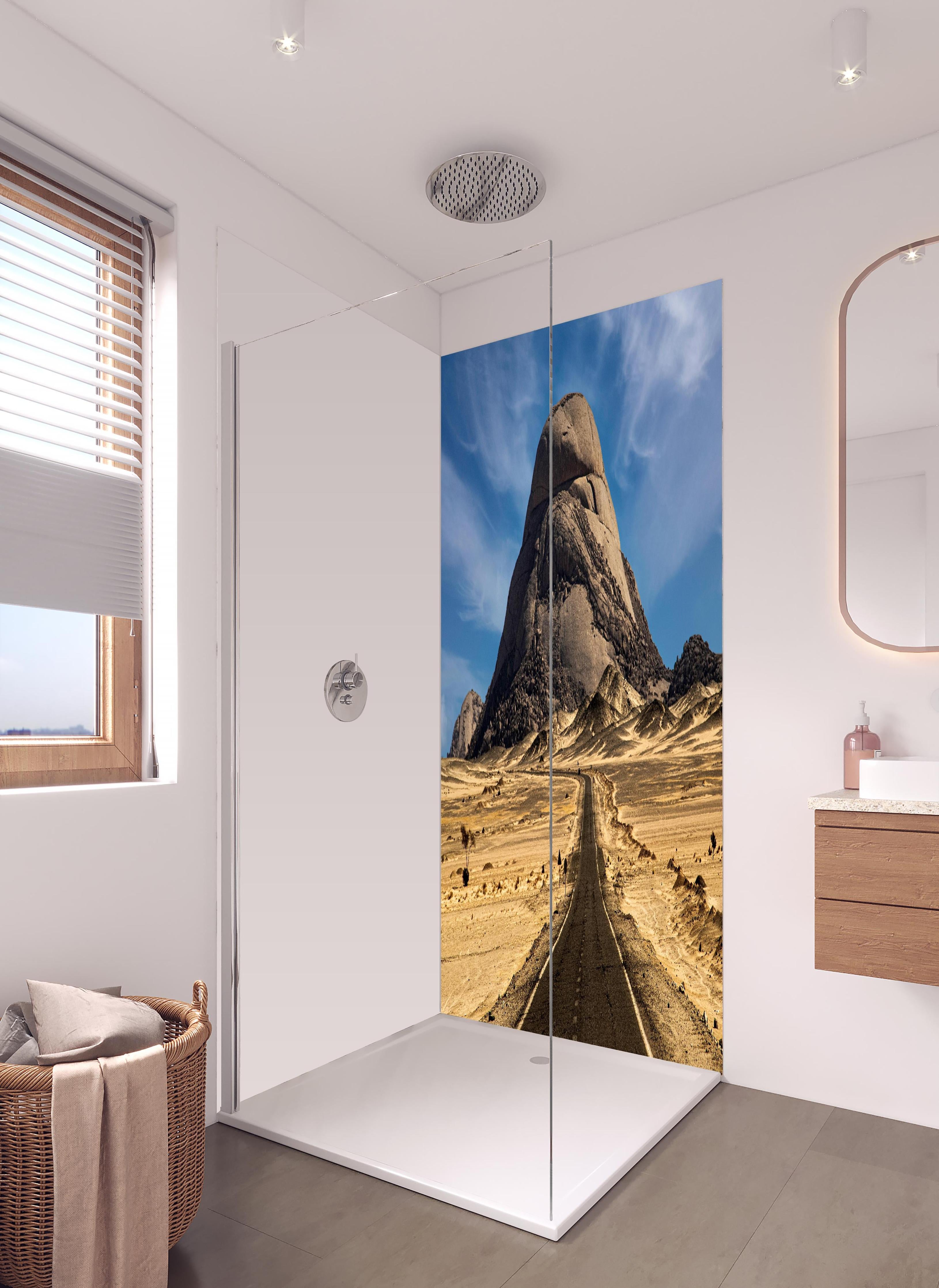 Duschrückwand - Weg durch Wüstenlandschaft zum Berg in hellem Badezimmer mit Regenduschkopf - zweiteilige Eck-Duschrückwand