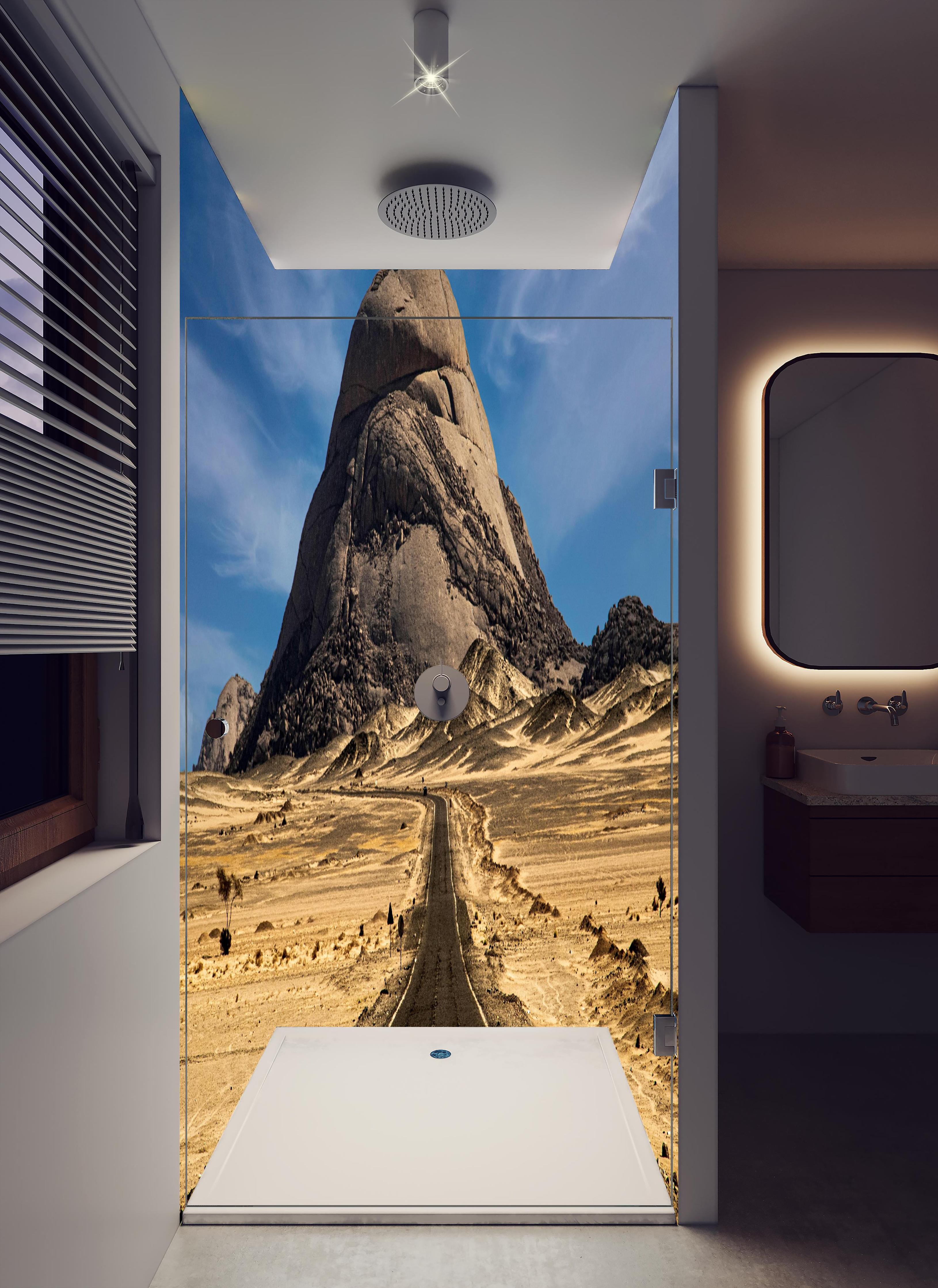 Duschrückwand - Weg durch Wüstenlandschaft zum Berg in hellem Badezimmer mit Regenduschkopf - zweiteilige Eck-Duschrückwand