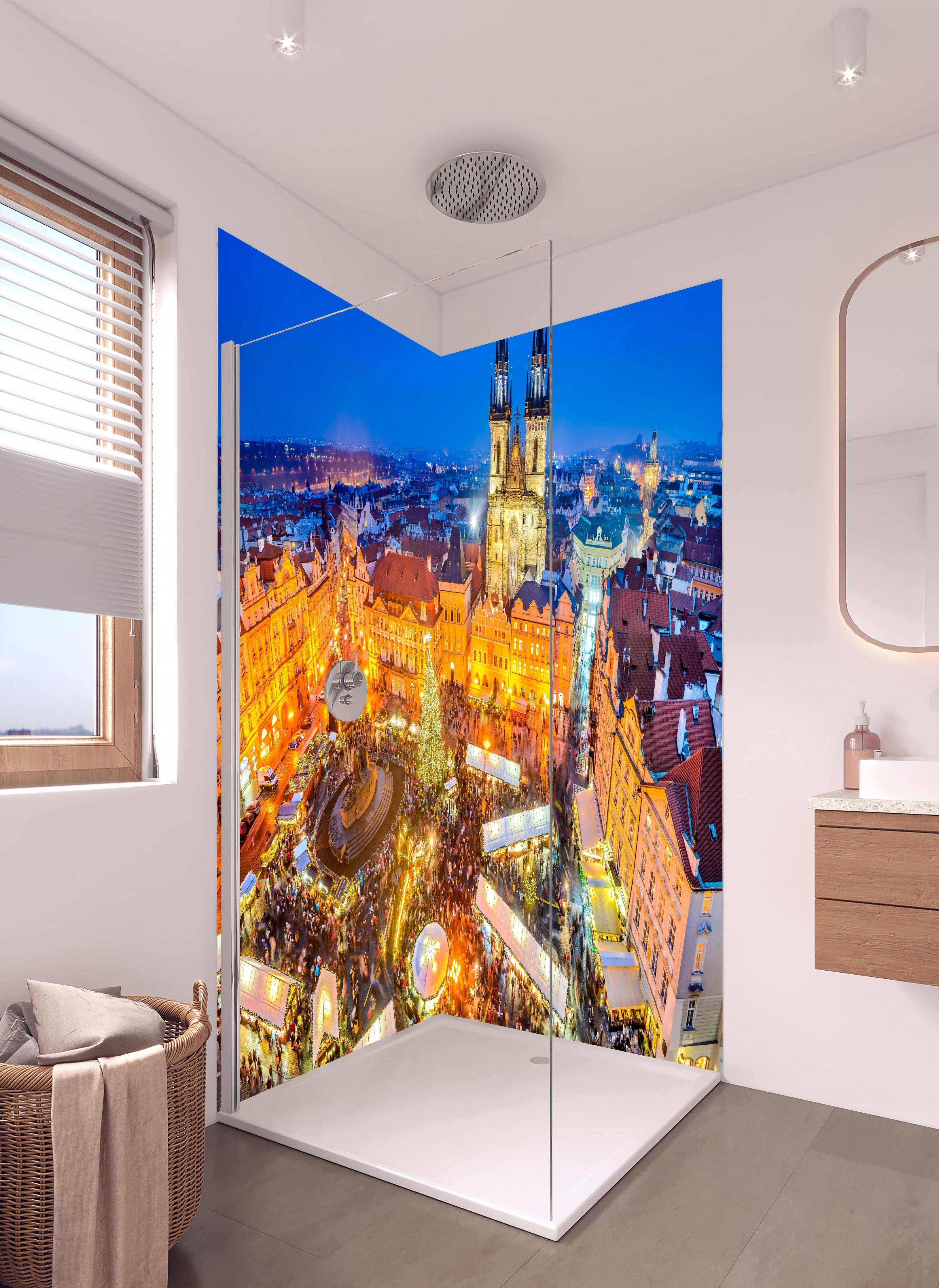 Duschrückwand - Weihnachtsmarkt in Prager Innenstadt in hellem Badezimmer mit Regenduschkopf - zweiteilige Eck-Duschrückwand