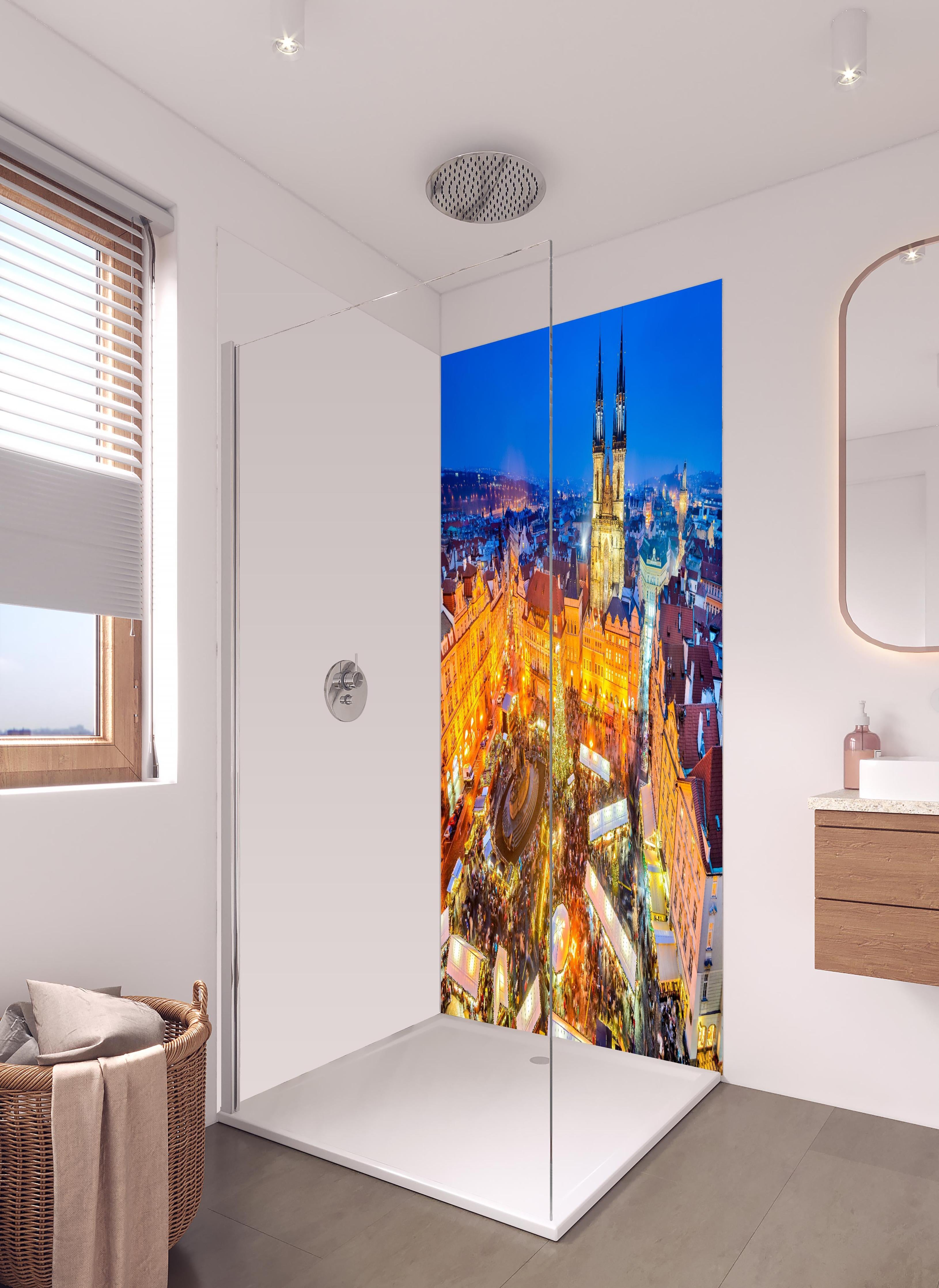 Duschrückwand - Weihnachtsmarkt in Prager Innenstadt in hellem Badezimmer mit Regenduschkopf - zweiteilige Eck-Duschrückwand