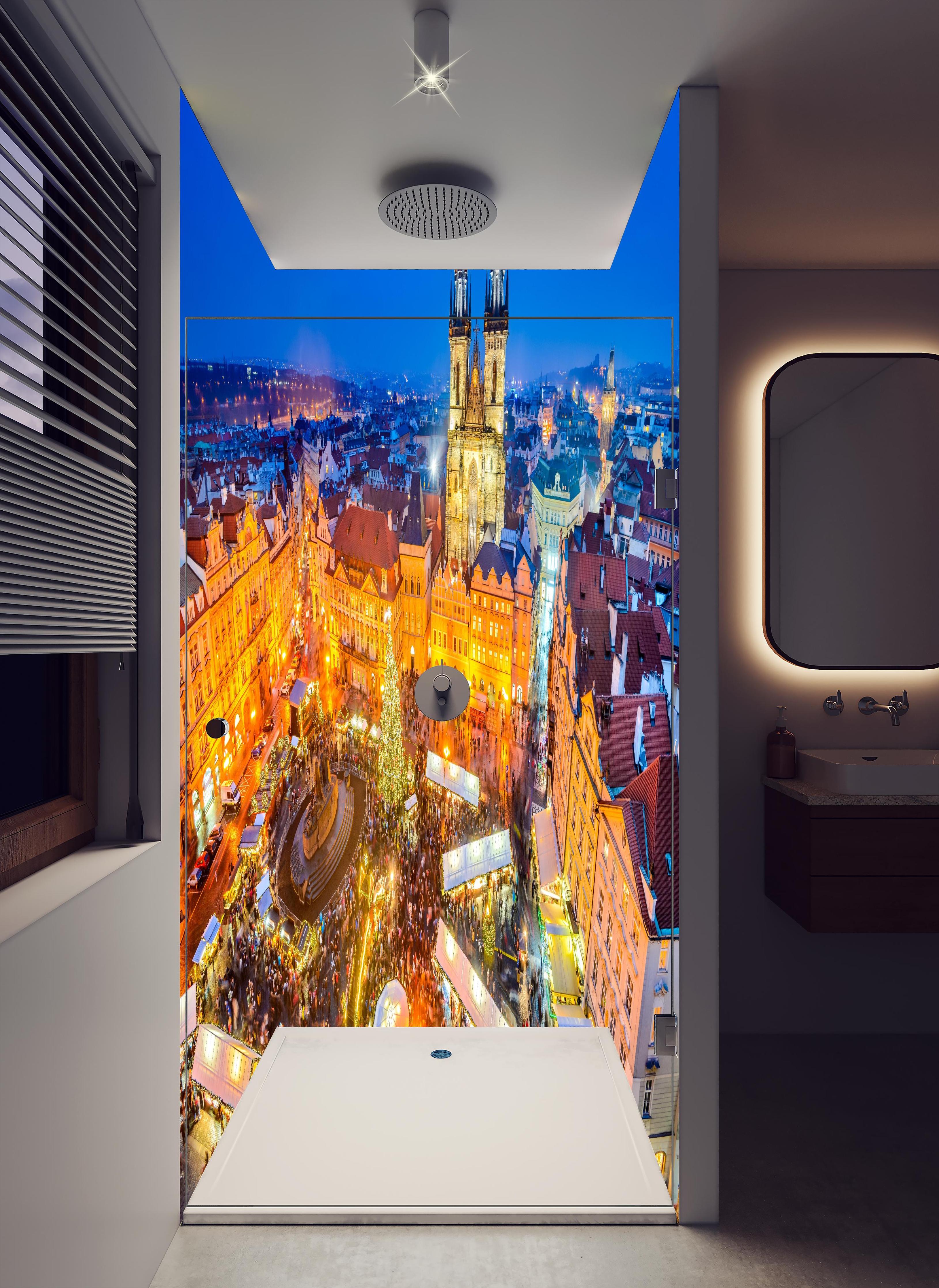Duschrückwand - Weihnachtsmarkt in Prager Innenstadt in hellem Badezimmer mit Regenduschkopf - zweiteilige Eck-Duschrückwand