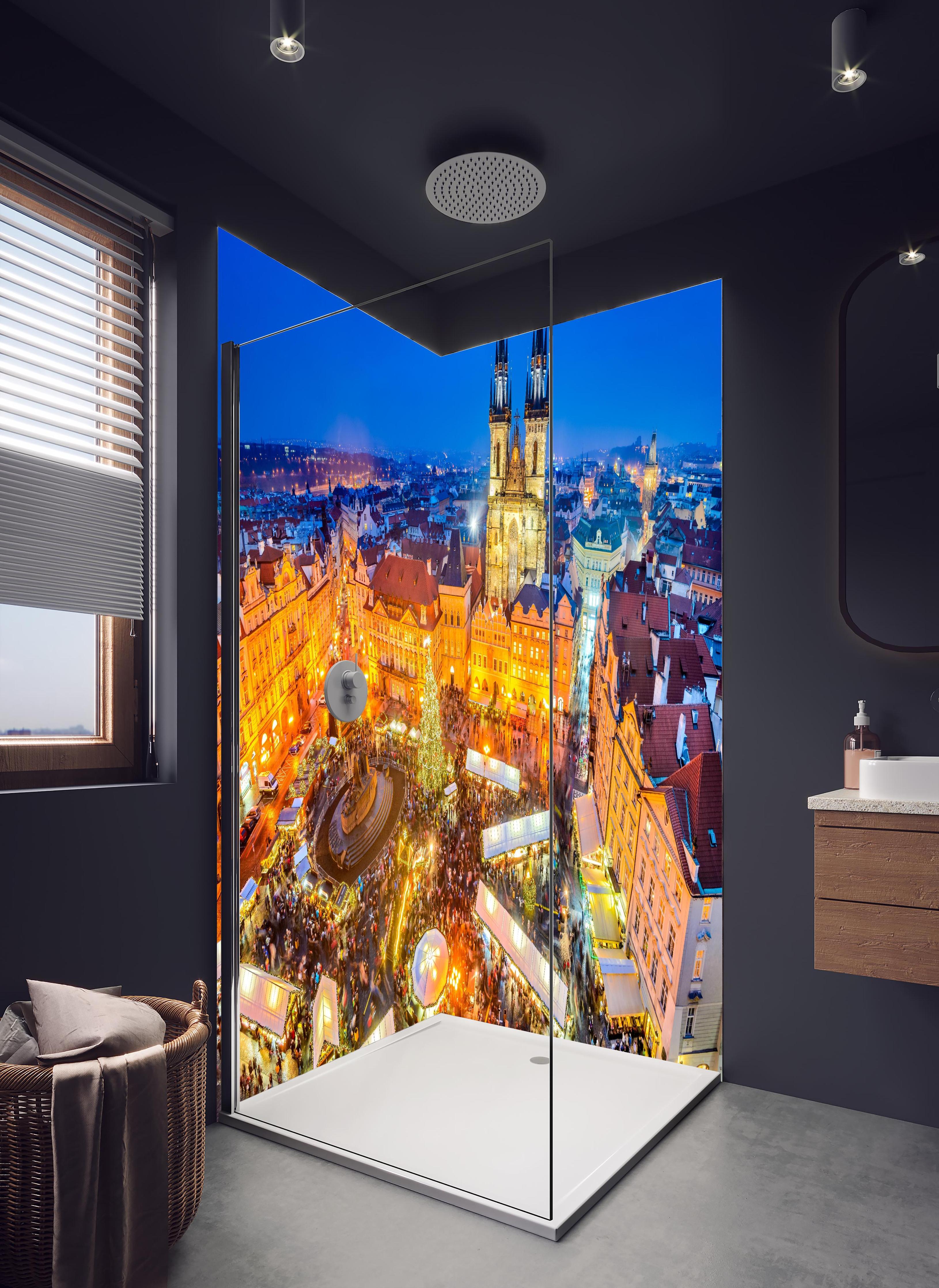 Duschrückwand - Weihnachtsmarkt in Prager Innenstadt in hellem Badezimmer mit Regenduschkopf - zweiteilige Eck-Duschrückwand