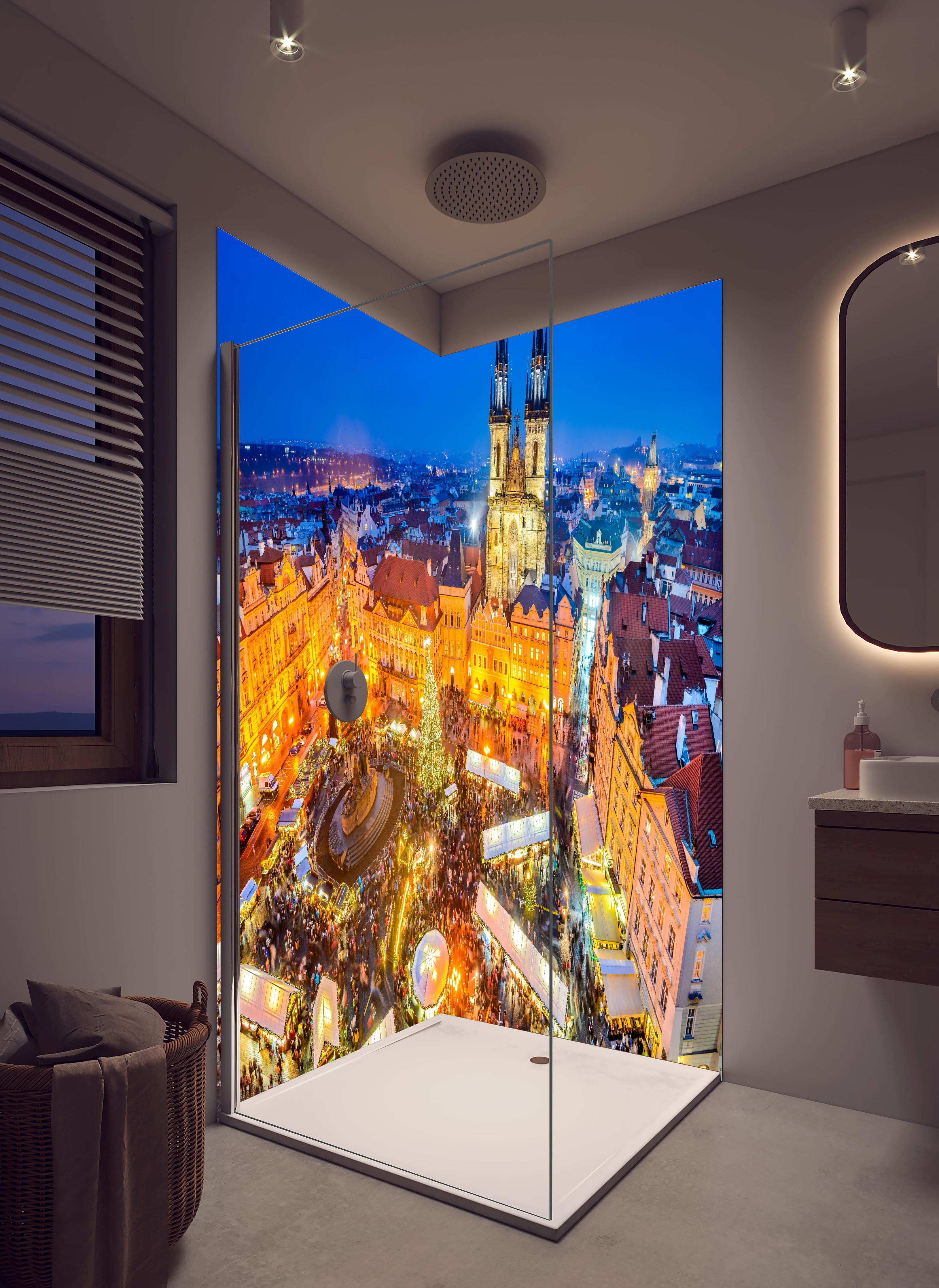 Duschrückwand - Weihnachtsmarkt in Prager Innenstadt in hellem Badezimmer mit Regenduschkopf - zweiteilige Eck-Duschrückwand
