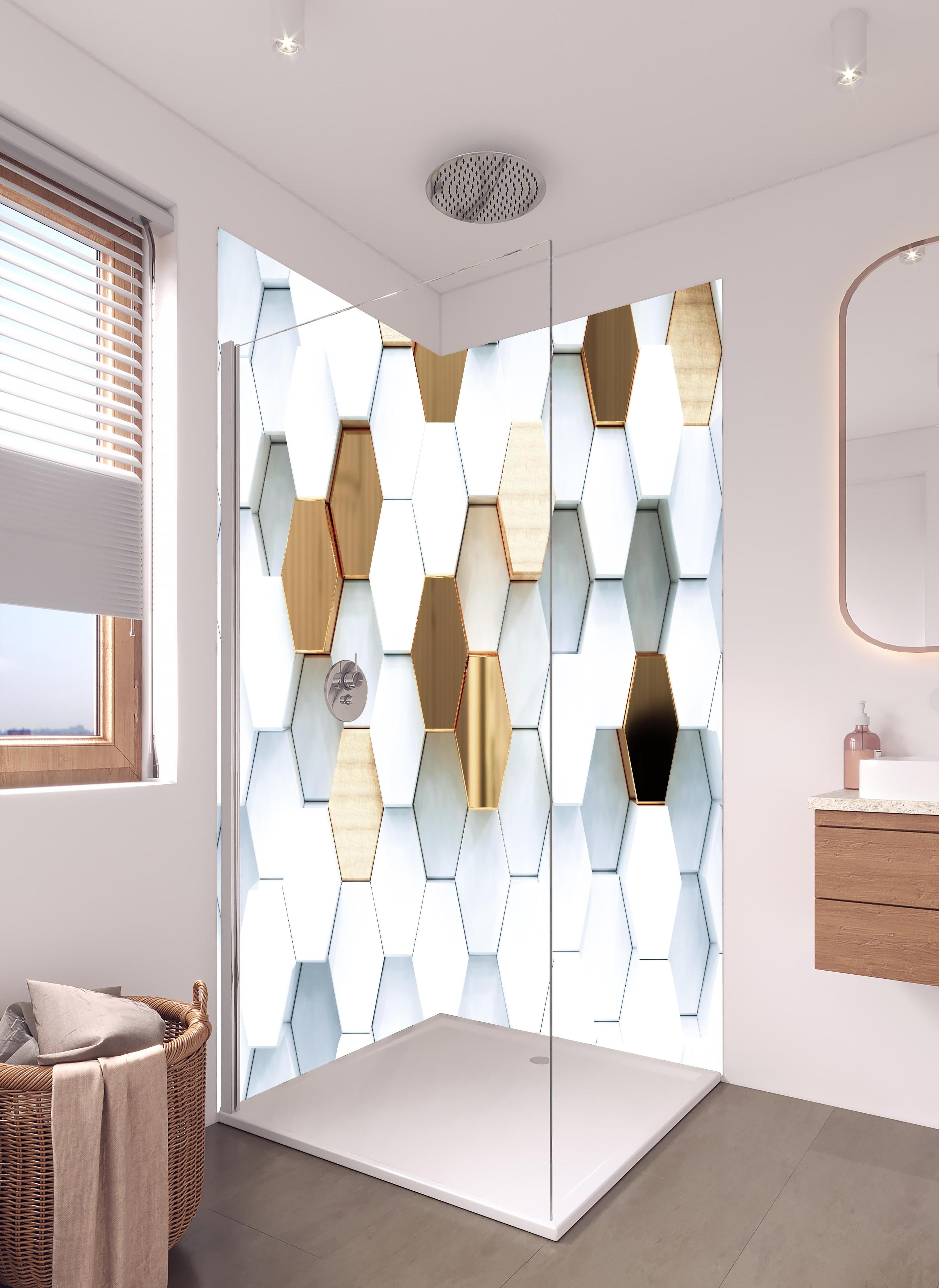 Duschrückwand - Weiß-Goldene Hexagon Prachtstruktur in hellem Badezimmer mit Regenduschkopf - zweiteilige Eck-Duschrückwand