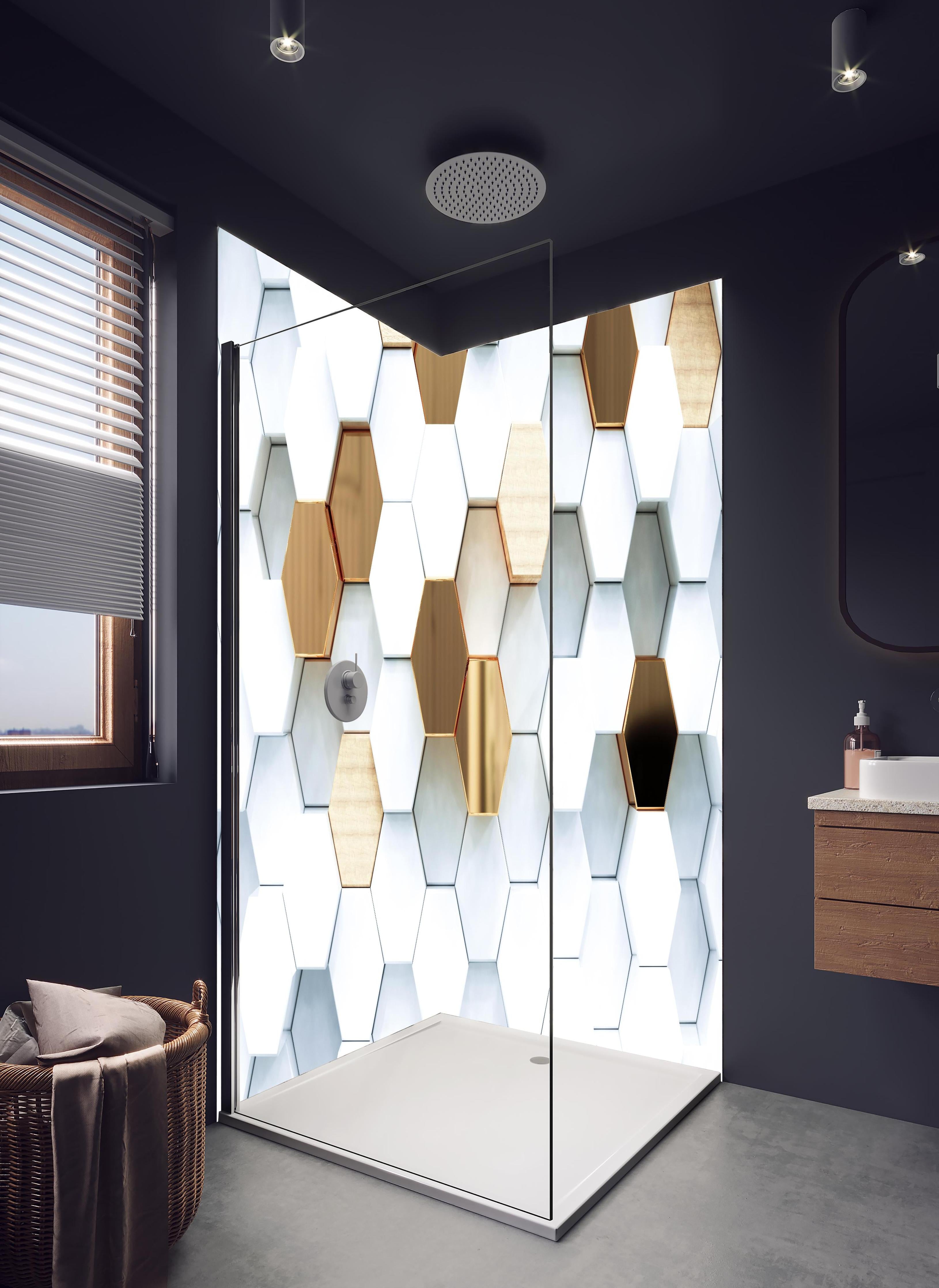 Duschrückwand - Weiß-Goldene Hexagon Prachtstruktur in hellem Badezimmer mit Regenduschkopf - zweiteilige Eck-Duschrückwand