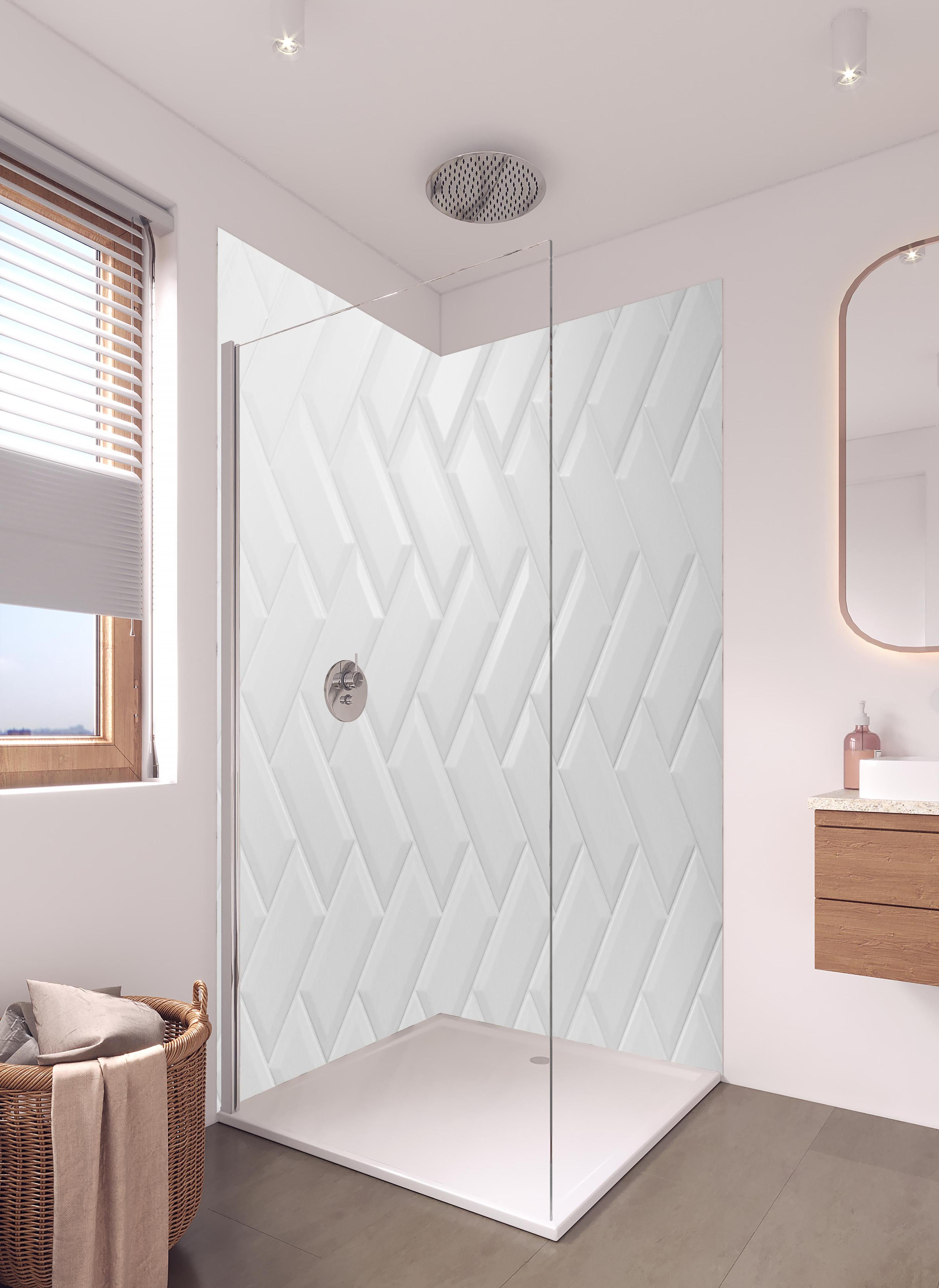 Duschrückwand - Weiß, gräuliche Keramikfliesen in hellem Badezimmer mit Regenduschkopf - zweiteilige Eck-Duschrückwand