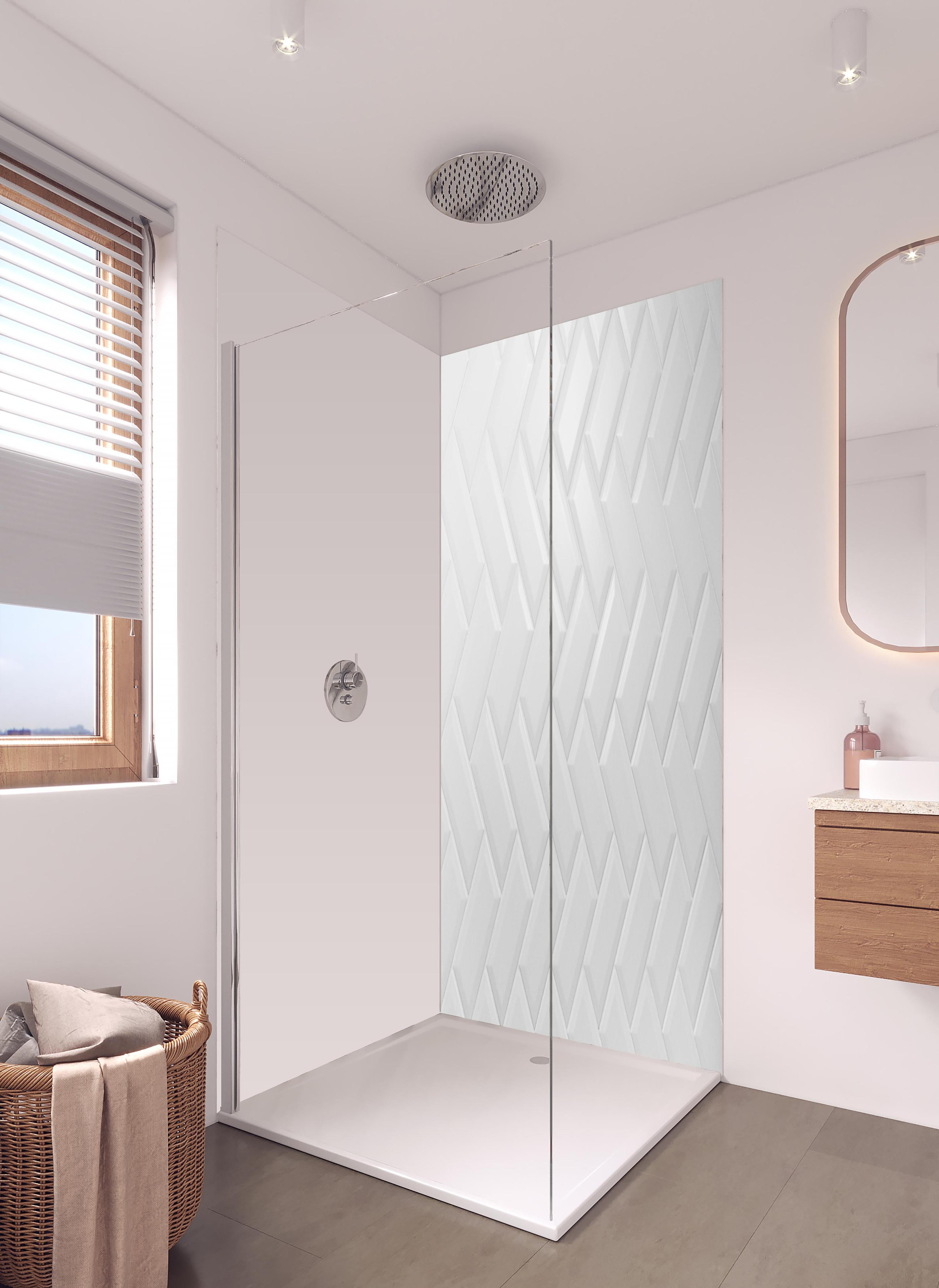 Duschrückwand - Weiß, gräuliche Keramikfliesen in hellem Badezimmer mit Regenduschkopf - zweiteilige Eck-Duschrückwand