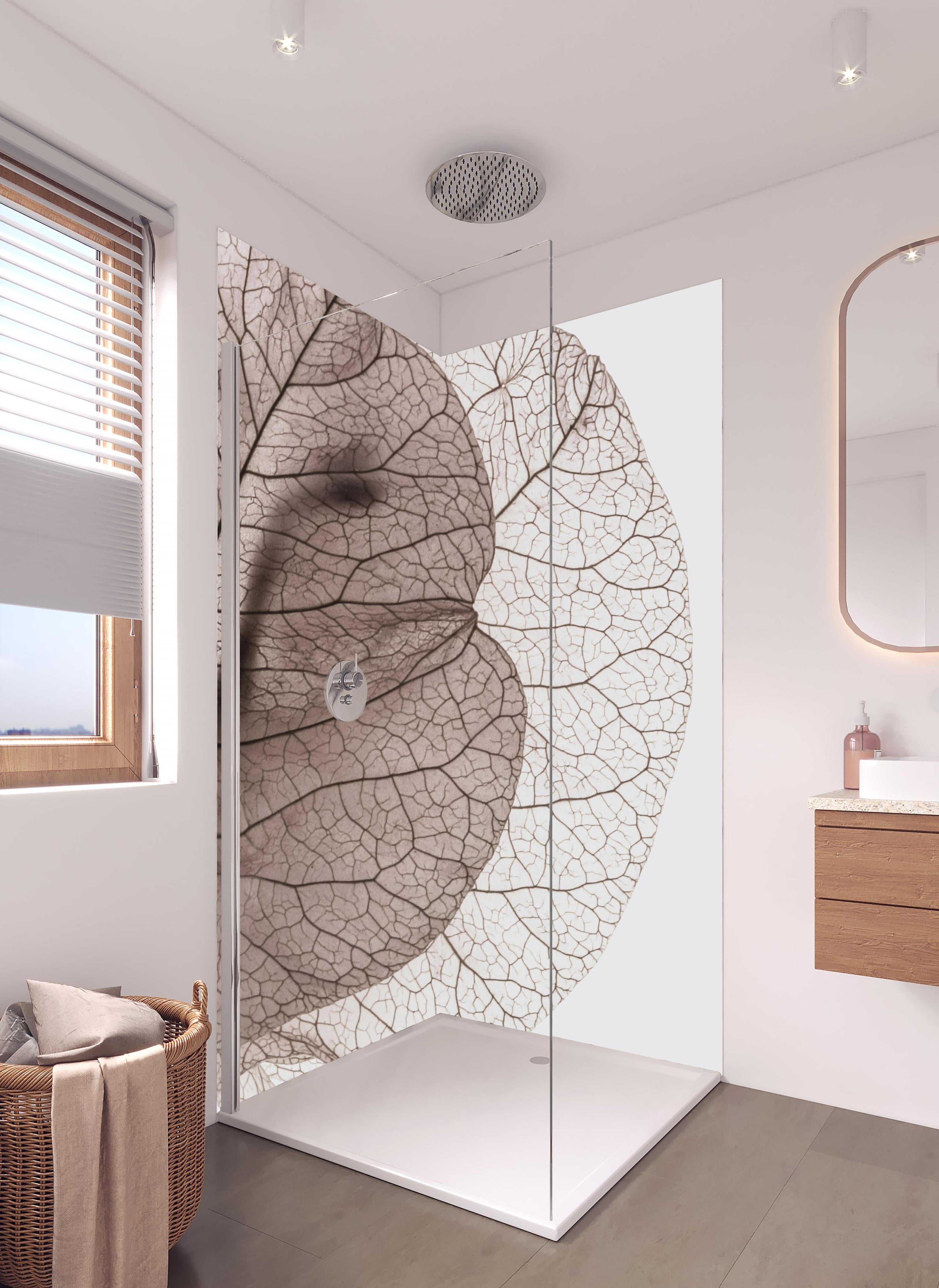 Duschrückwand - Weiße Blattadern auf Grau Makroaufnahme in hellem Badezimmer mit Regenduschkopf - zweiteilige Eck-Duschrückwand