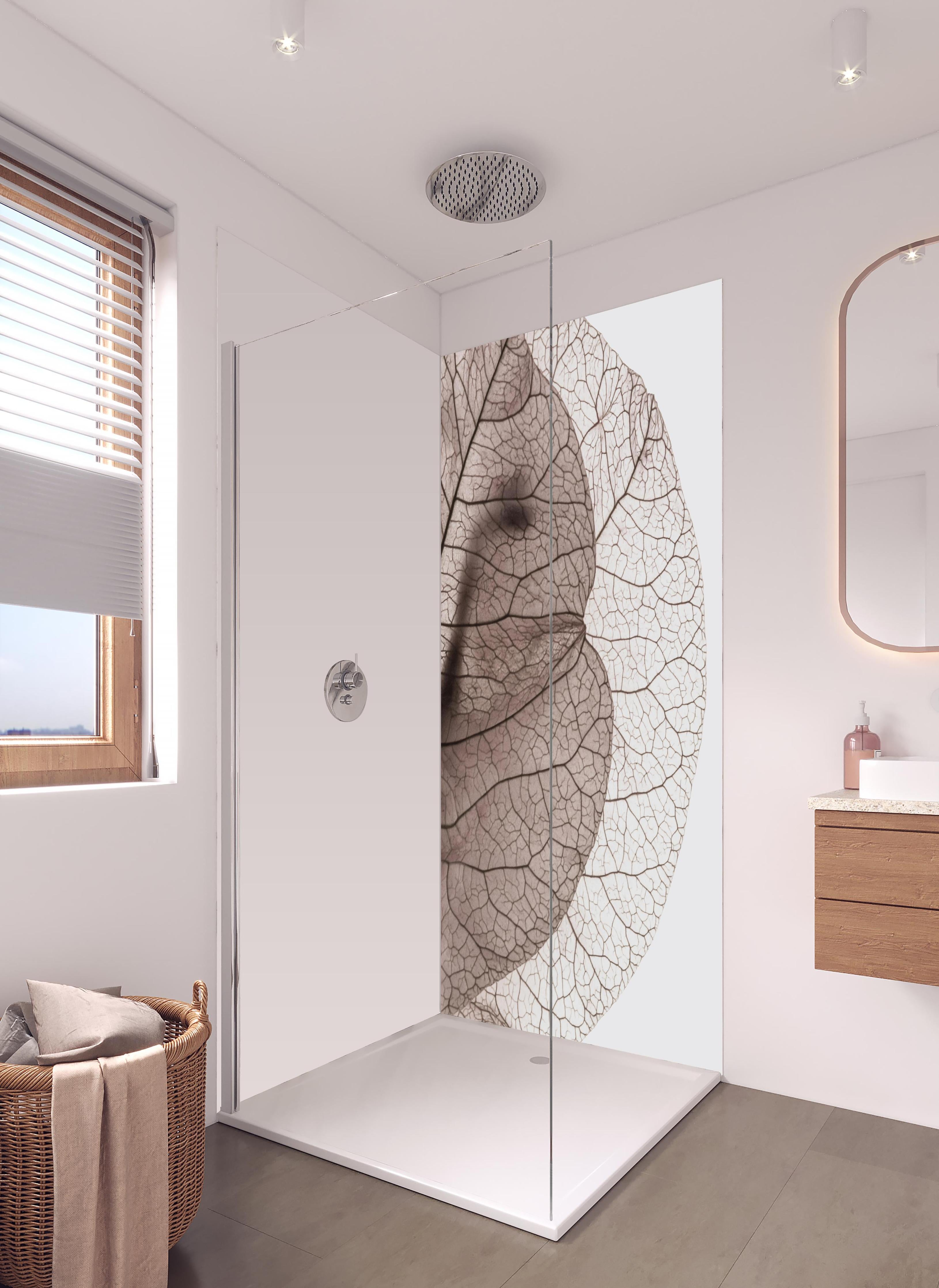 Duschrückwand - Weiße Blattadern auf Grau Makroaufnahme in hellem Badezimmer mit Regenduschkopf - zweiteilige Eck-Duschrückwand