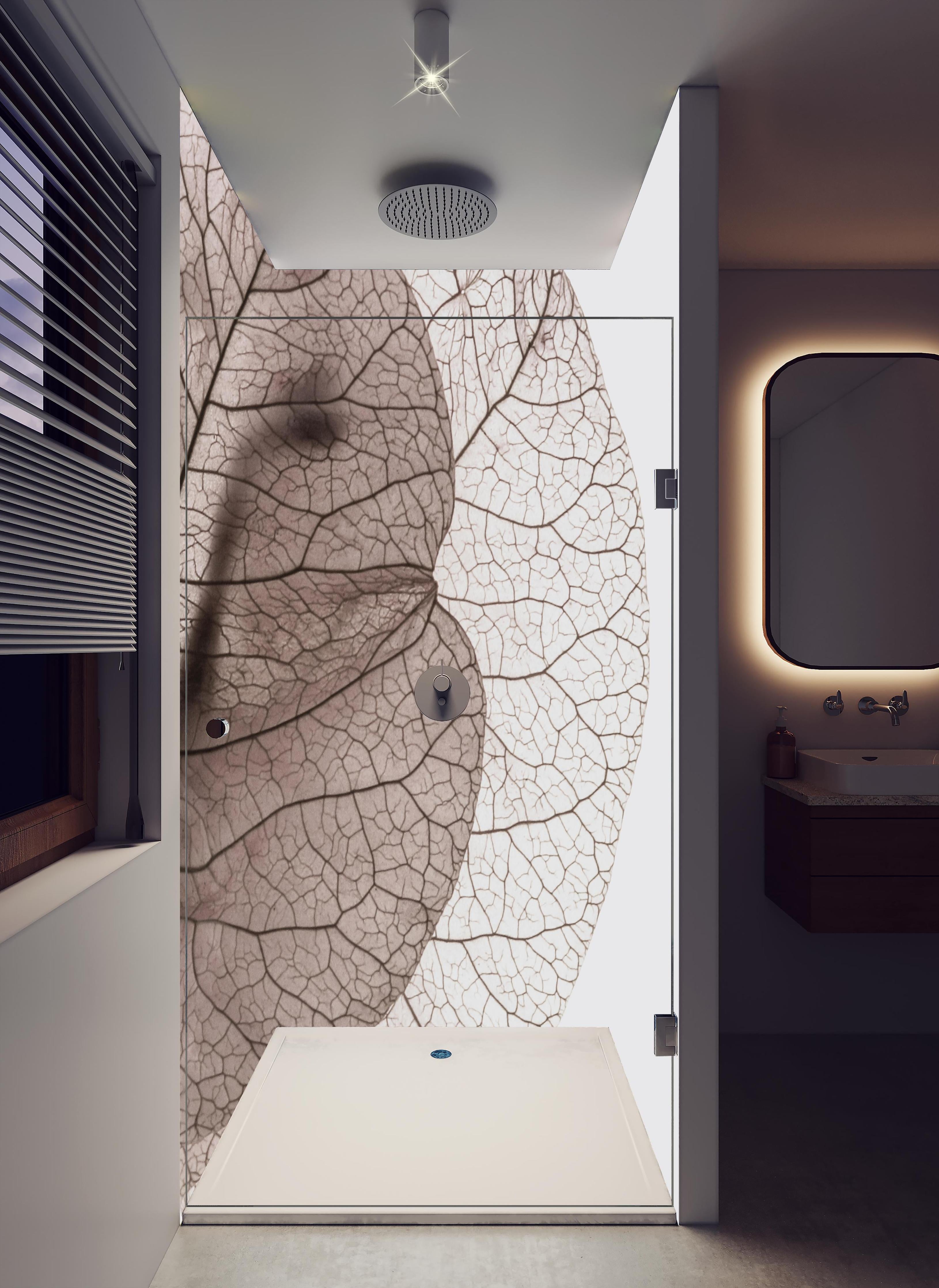 Duschrückwand - Weiße Blattadern auf Grau Makroaufnahme in hellem Badezimmer mit Regenduschkopf - zweiteilige Eck-Duschrückwand