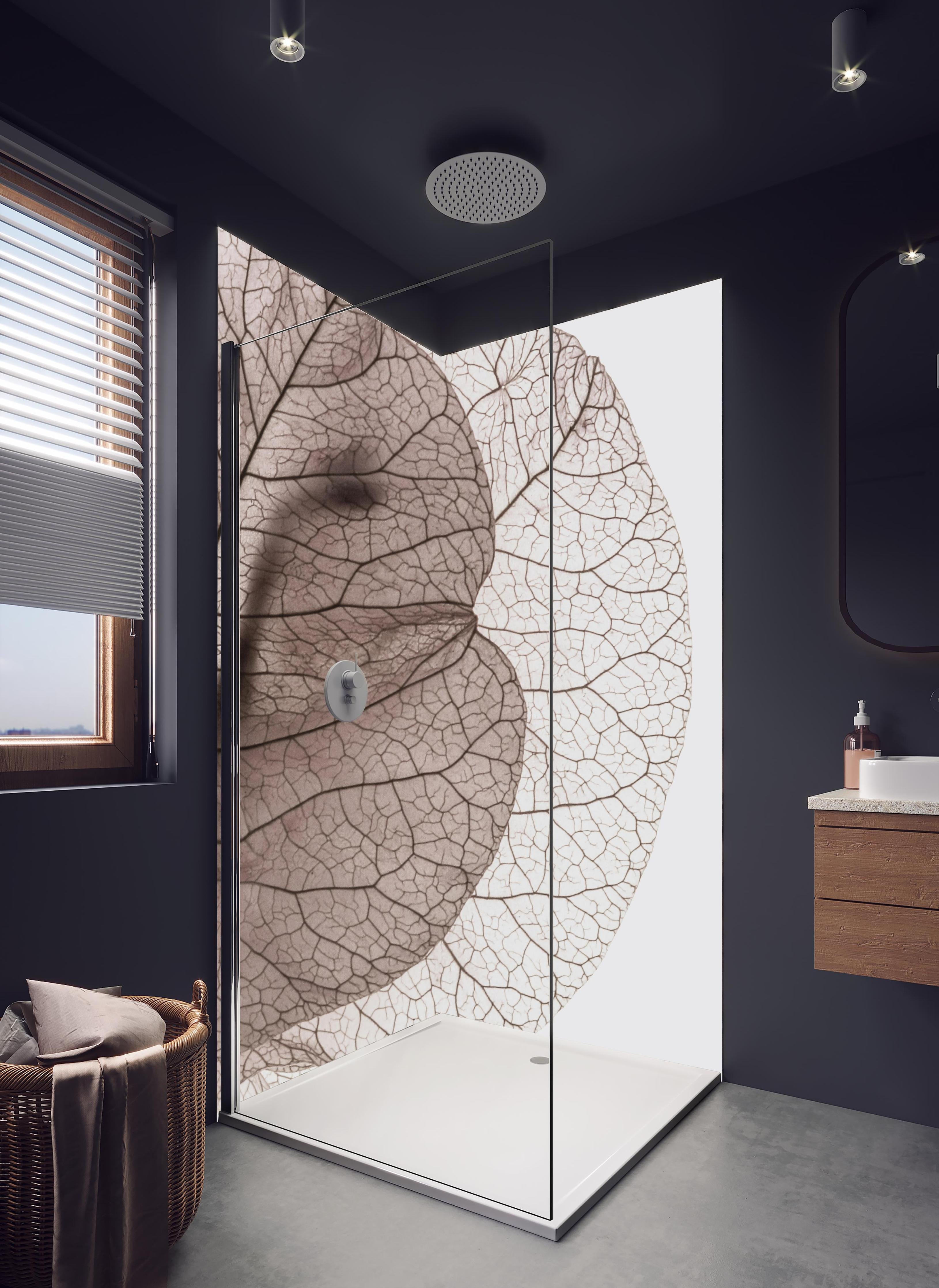 Duschrückwand - Weiße Blattadern auf Grau Makroaufnahme in hellem Badezimmer mit Regenduschkopf - zweiteilige Eck-Duschrückwand