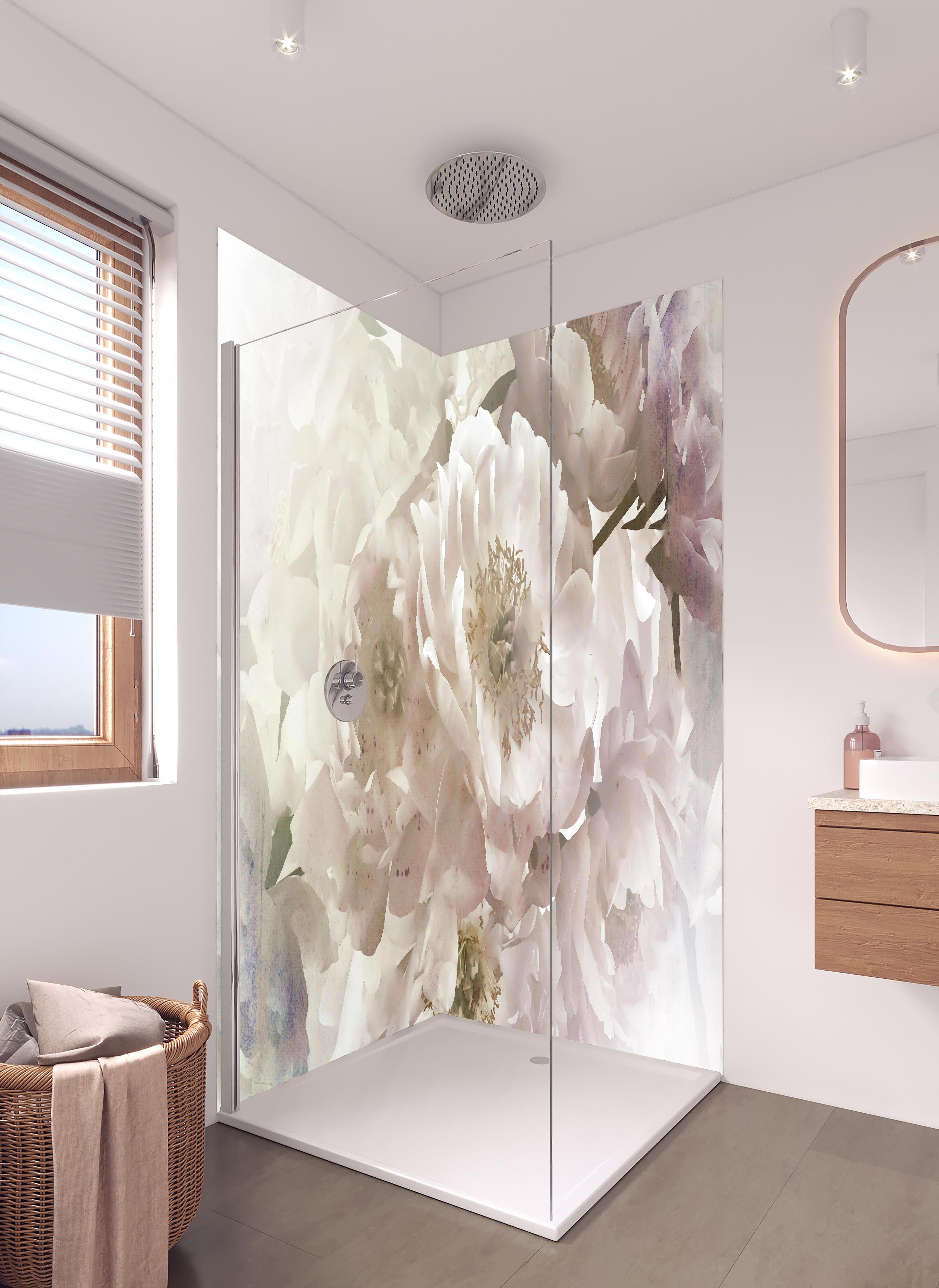 Duschrückwand - Weiße Blume - Darstellung in hellem Badezimmer mit Regenduschkopf - zweiteilige Eck-Duschrückwand