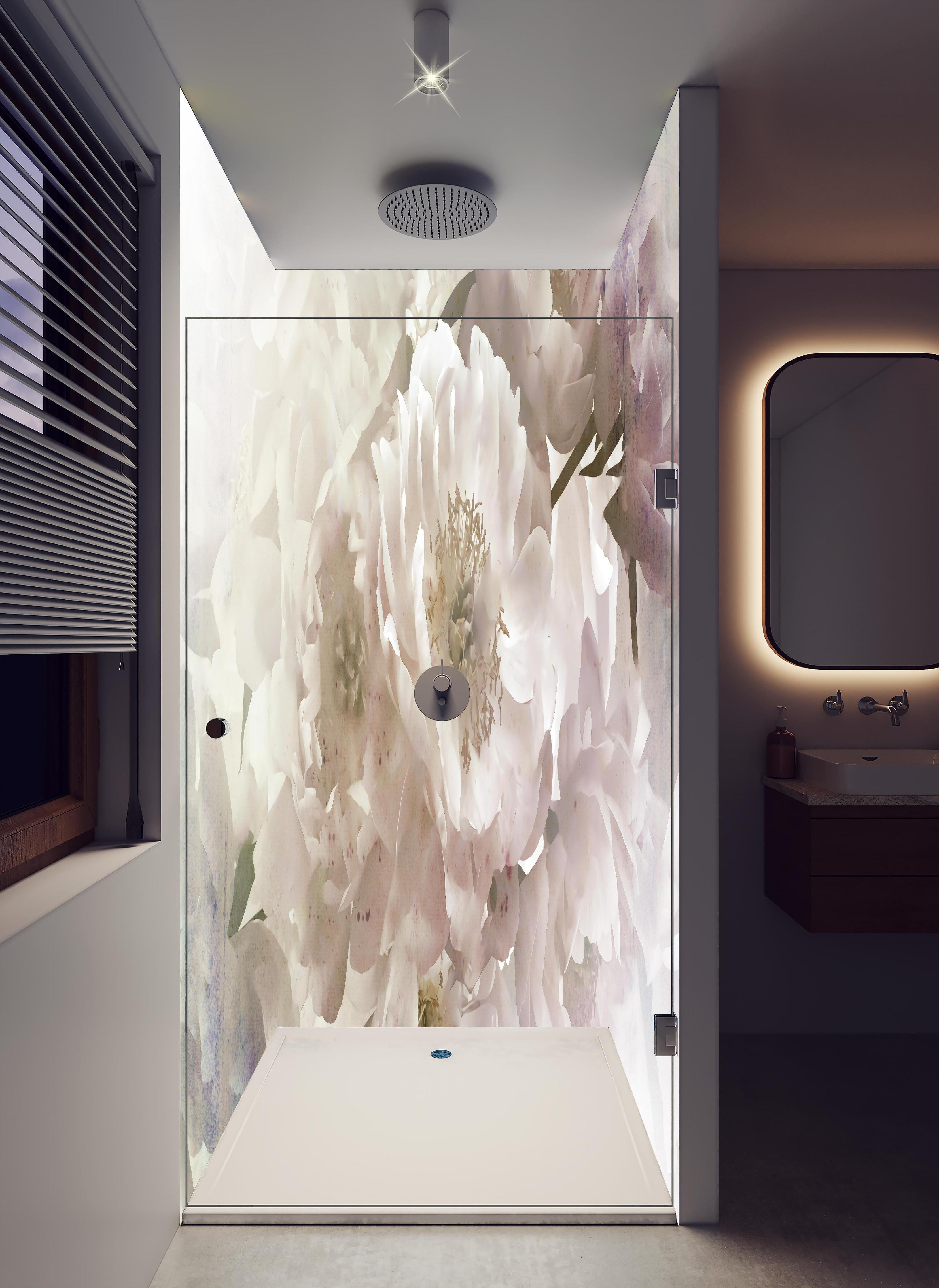Duschrückwand - Weiße Blume - Darstellung in hellem Badezimmer mit Regenduschkopf - zweiteilige Eck-Duschrückwand