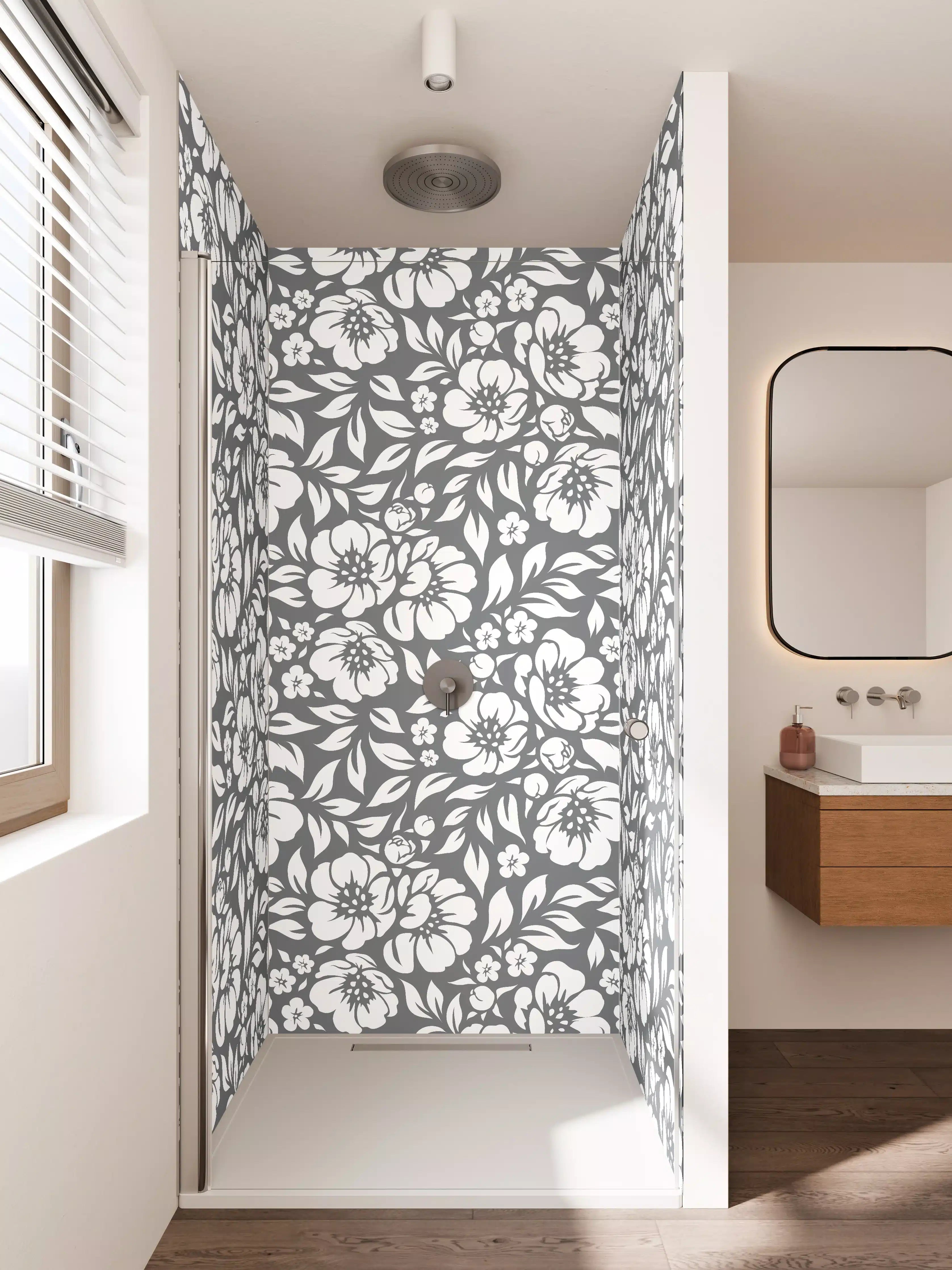 Duschrückwand - Weiße Blumen auf dunklem Hintergrund