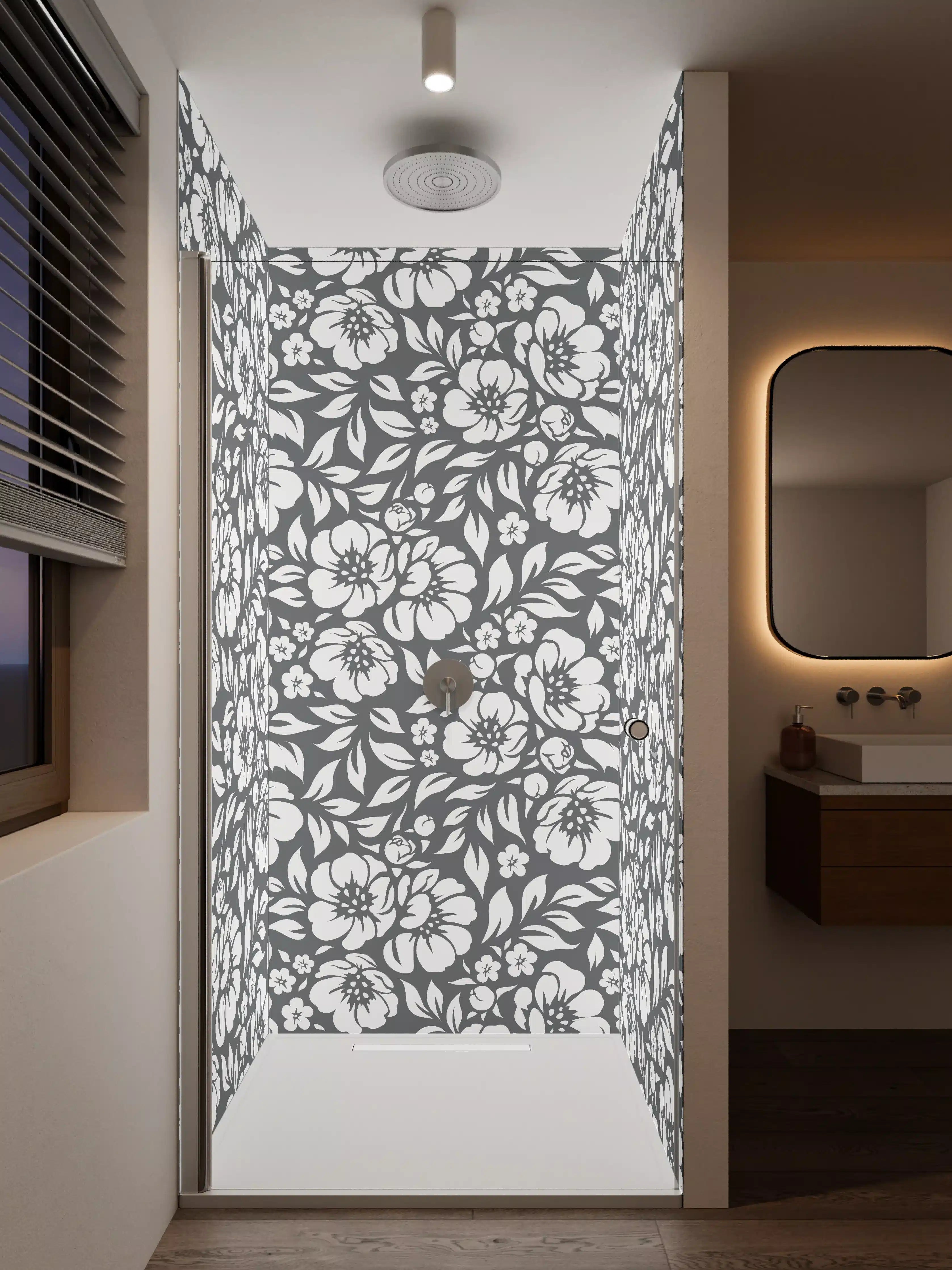 Duschrückwand - Weiße Blumen auf dunklem Hintergrund