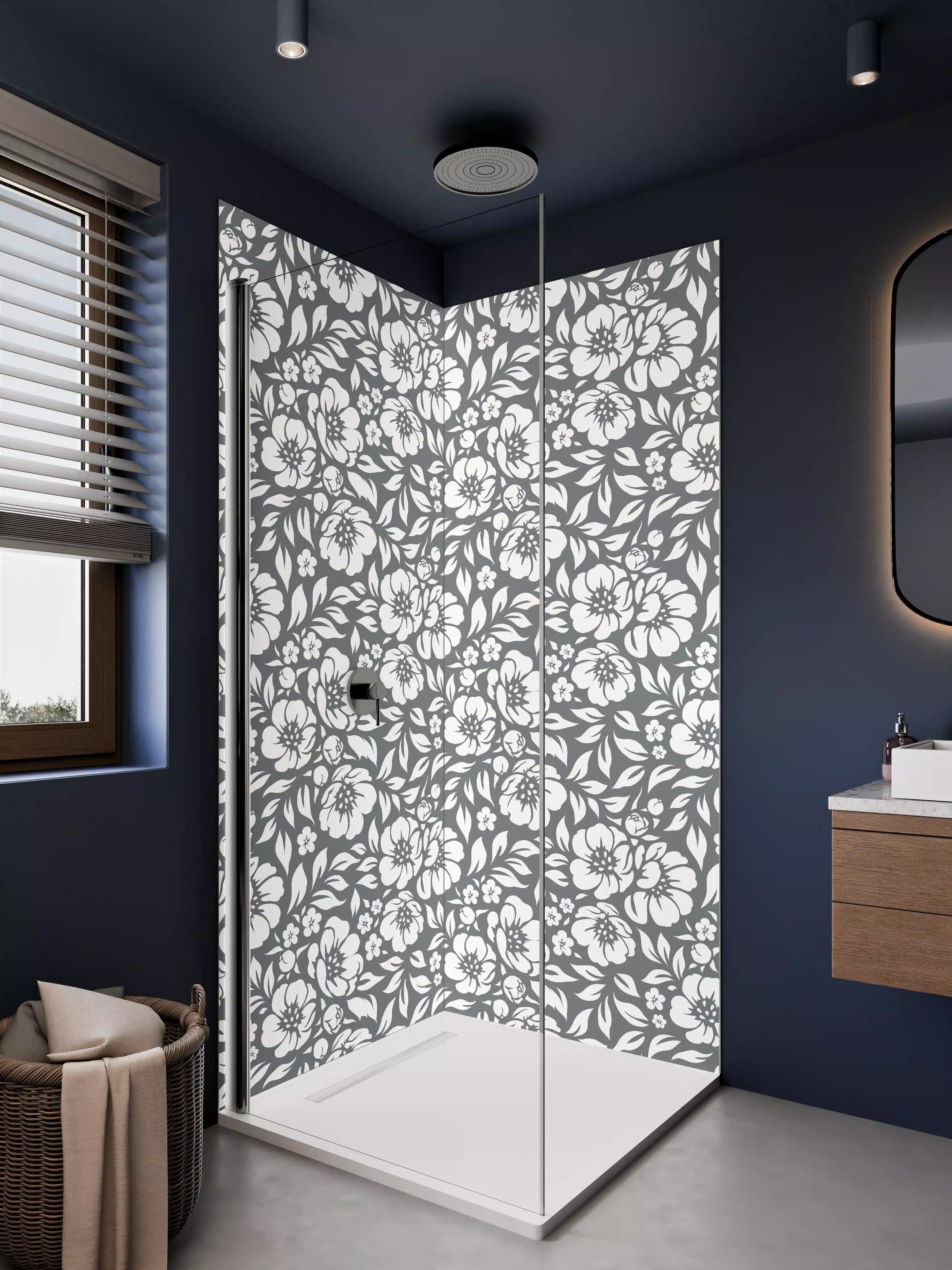 Duschrückwand - Weiße Blumen auf dunklem Hintergrund