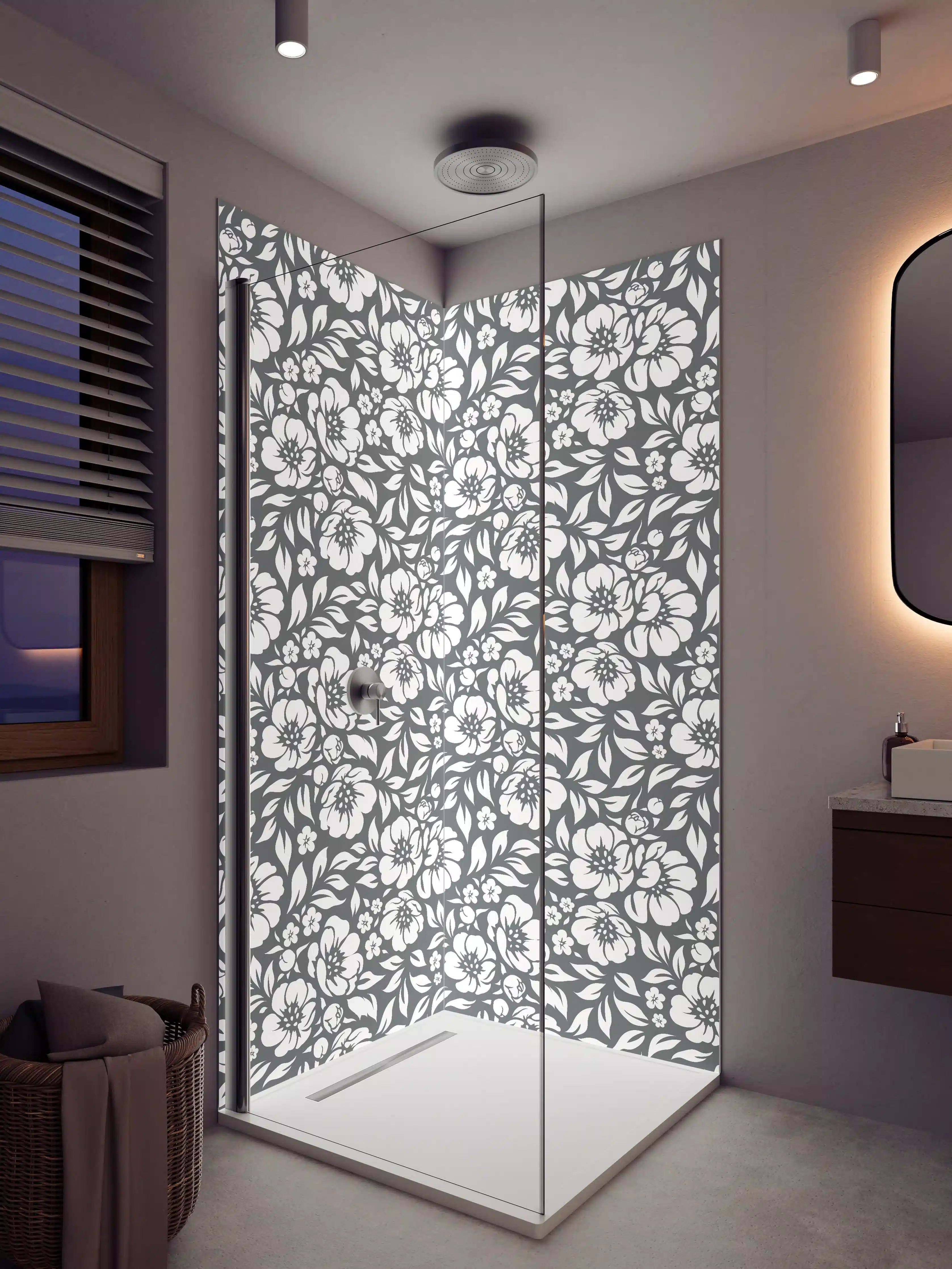 Duschrückwand - Weiße Blumen auf dunklem Hintergrund