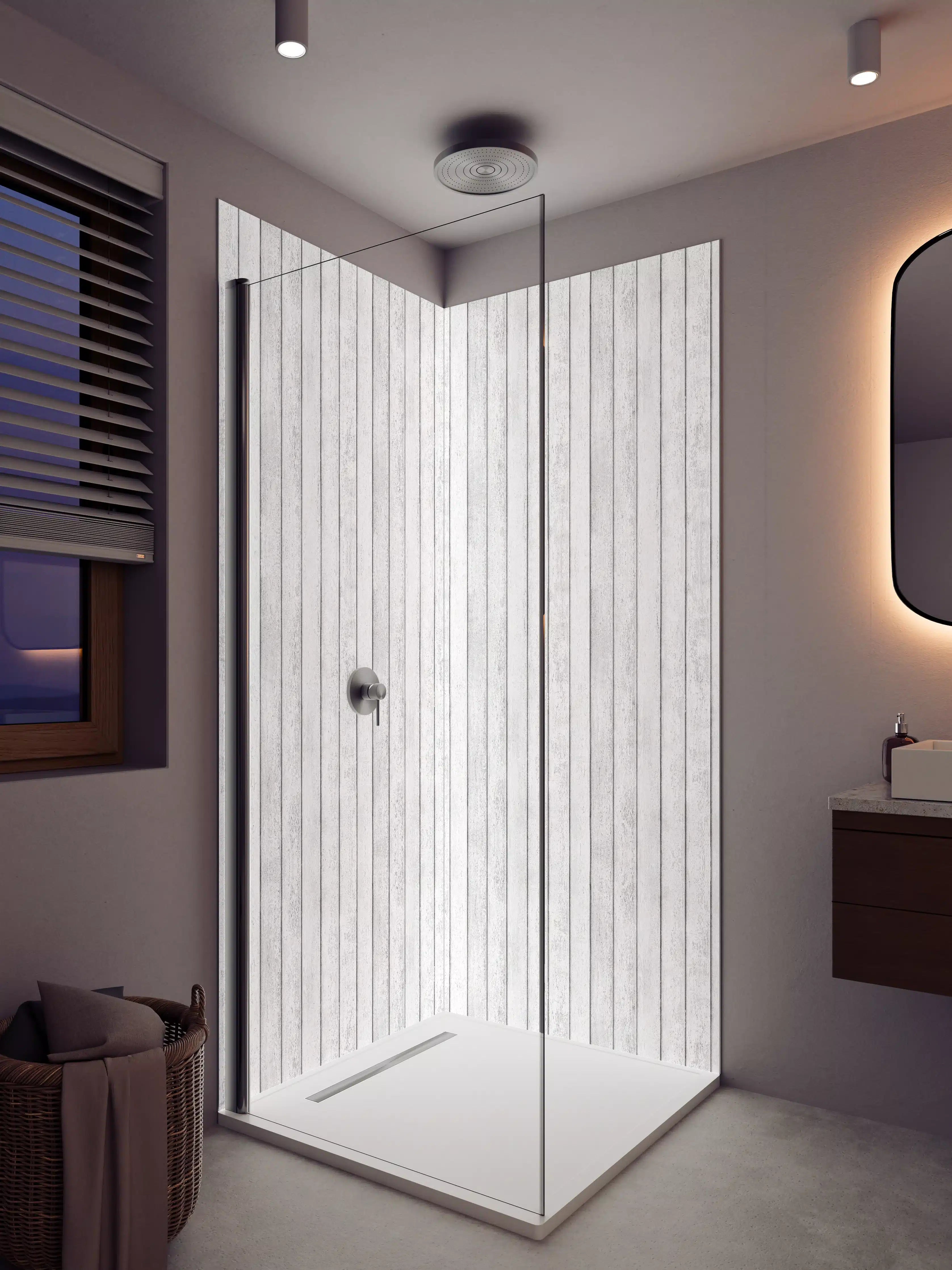 Duschrückwand - Weiße Holzpaneele mit grauer Struktur