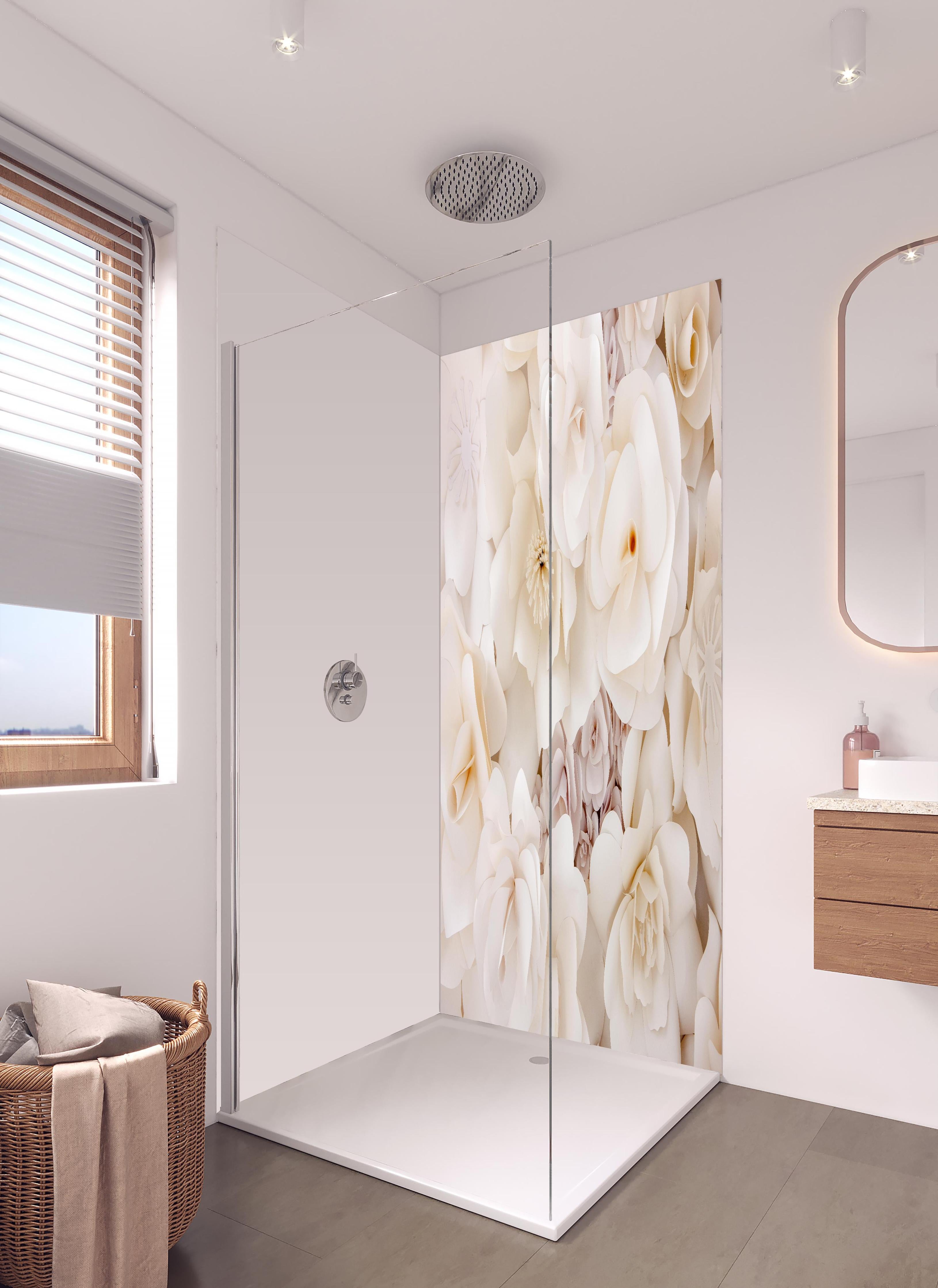Duschrückwand - Weiße Papierblumen in hellem Badezimmer mit Regenduschkopf - zweiteilige Eck-Duschrückwand