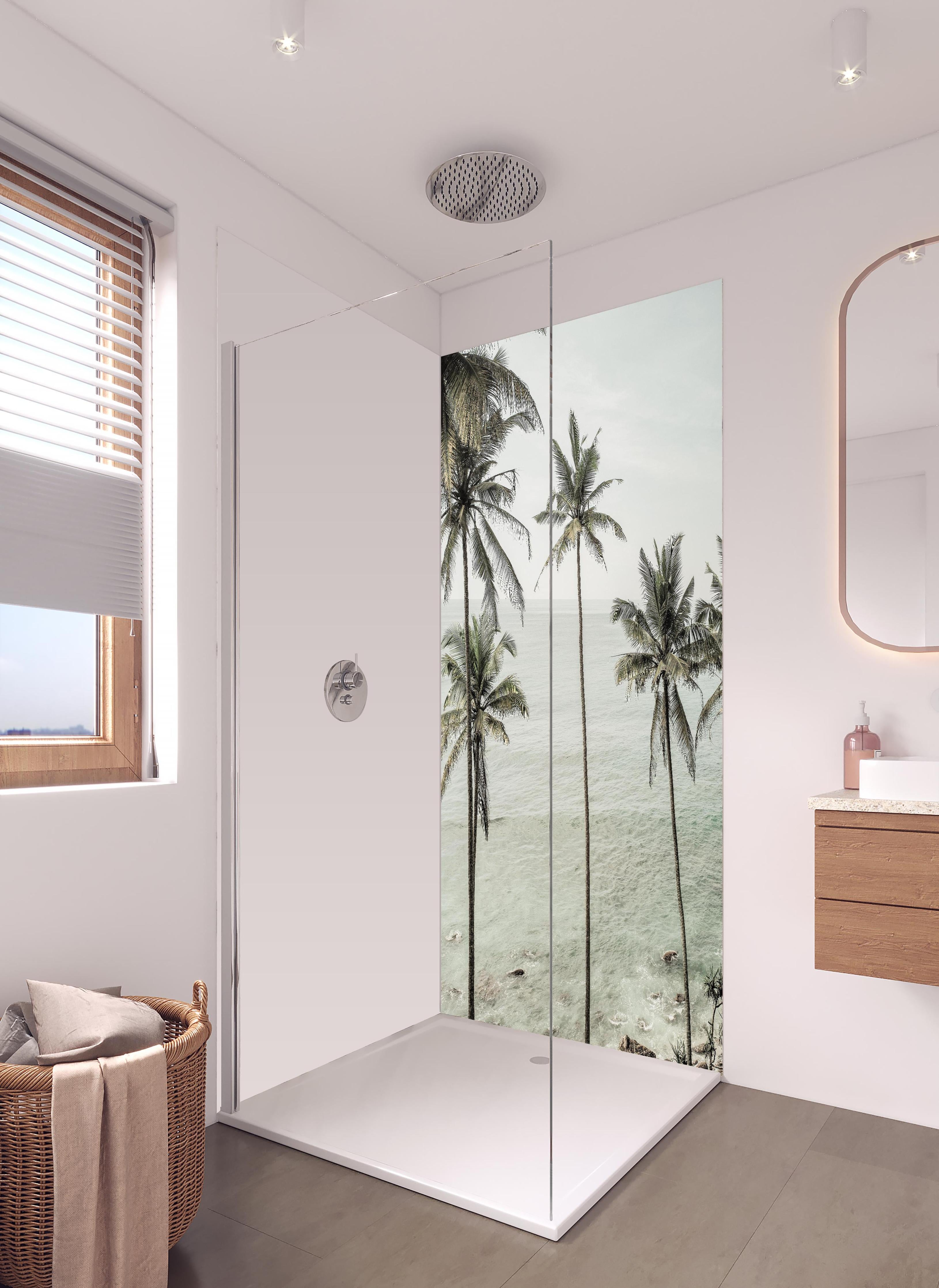 Duschrückwand - Weiße Sandstrände mit grünen Palmen in hellem Badezimmer mit Regenduschkopf - zweiteilige Eck-Duschrückwand