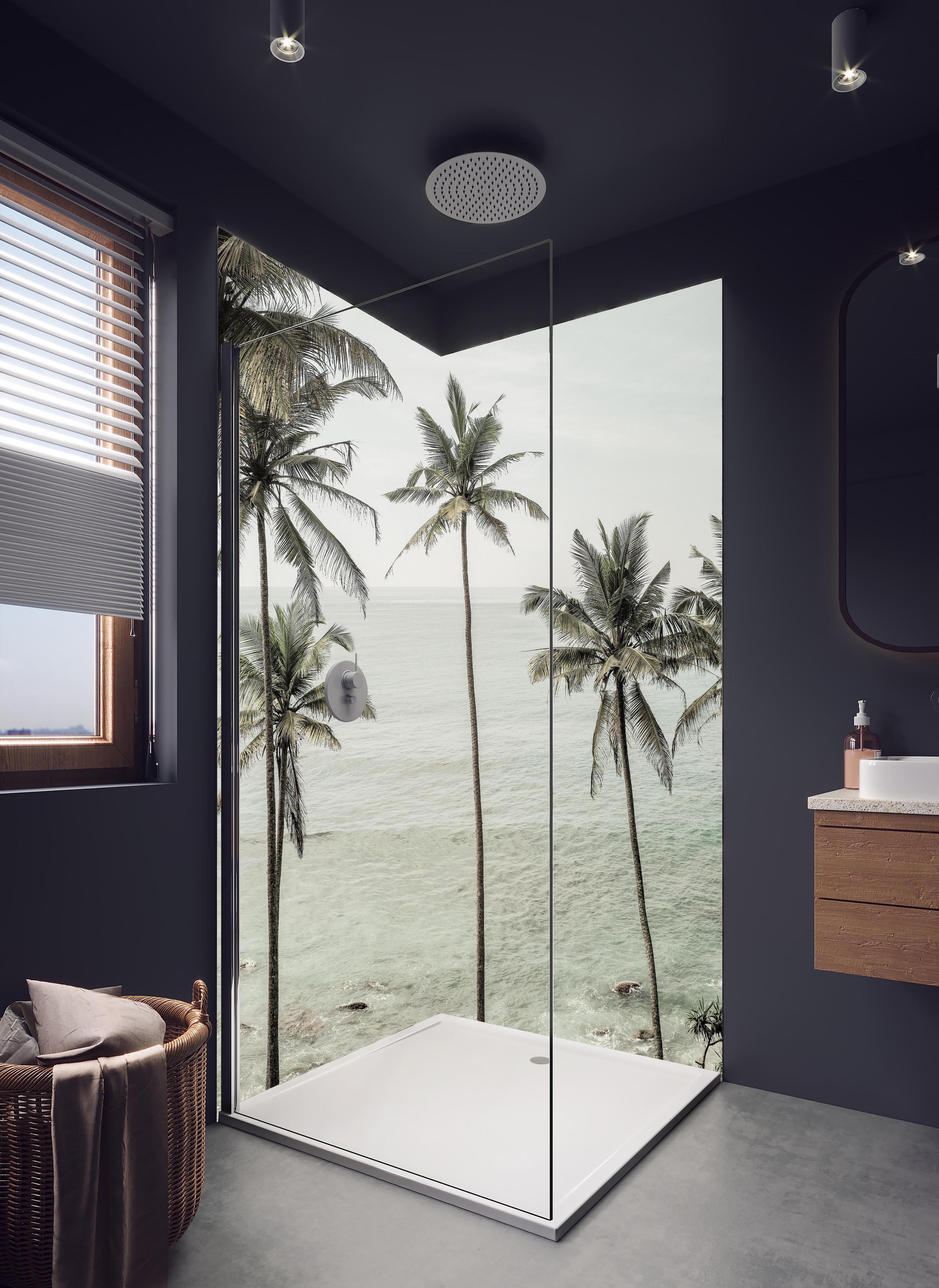 Duschrückwand - Weiße Sandstrände mit grünen Palmen in hellem Badezimmer mit Regenduschkopf - zweiteilige Eck-Duschrückwand