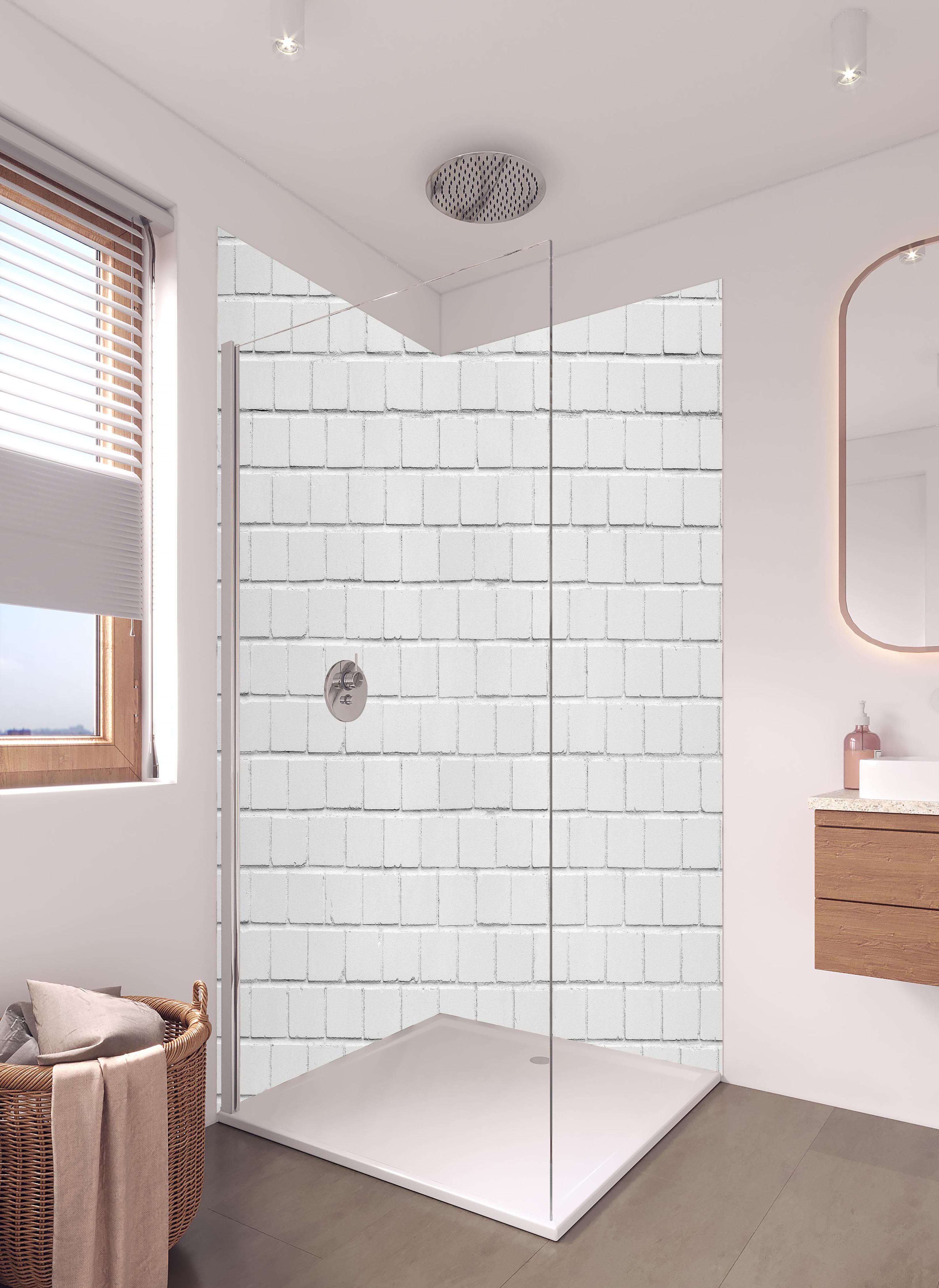 Duschrückwand - Weiße Ziegelwand - Zement in hellem Badezimmer mit Regenduschkopf - zweiteilige Eck-Duschrückwand