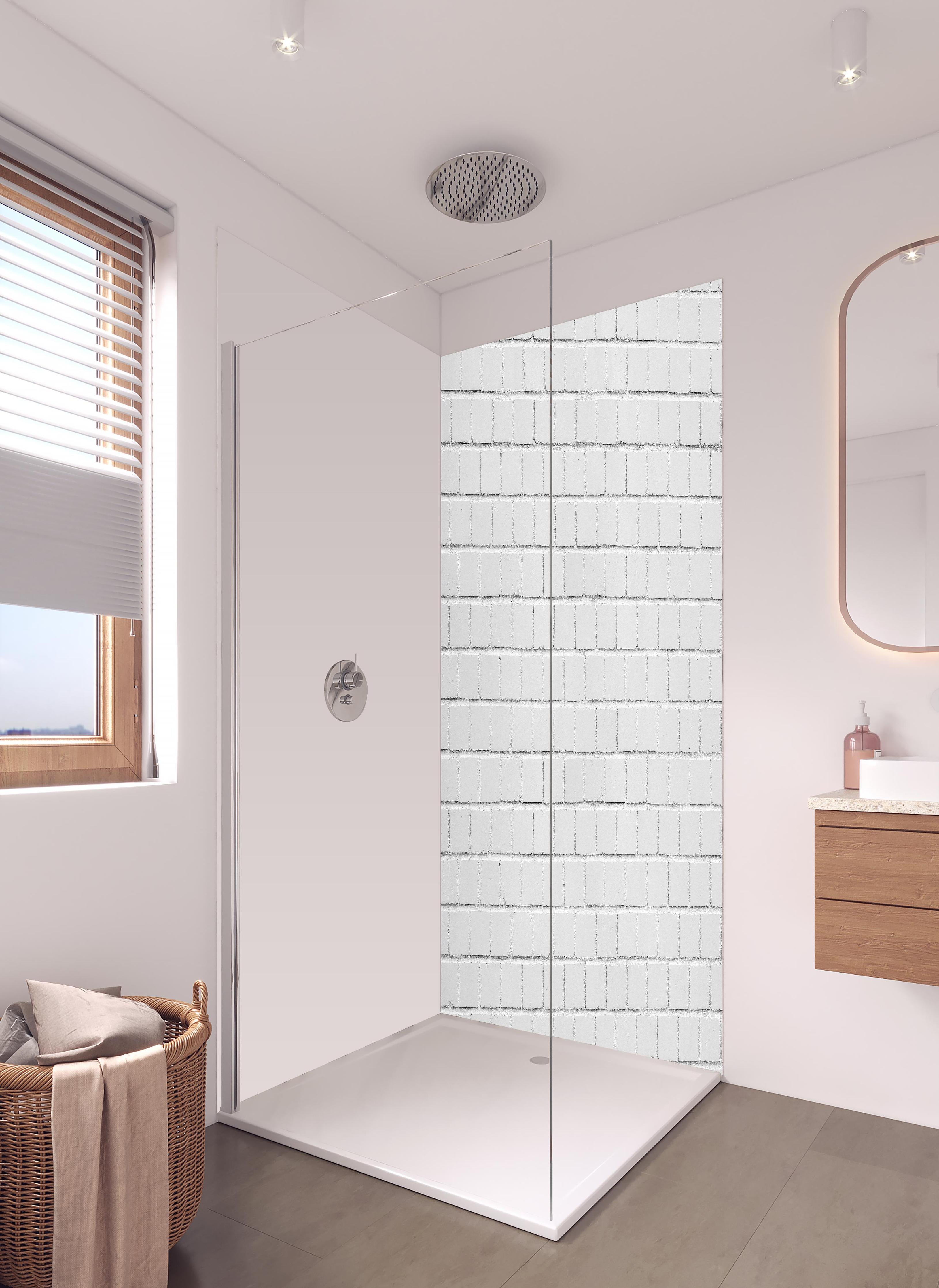 Duschrückwand - Weiße Ziegelwand - Zement in hellem Badezimmer mit Regenduschkopf - zweiteilige Eck-Duschrückwand
