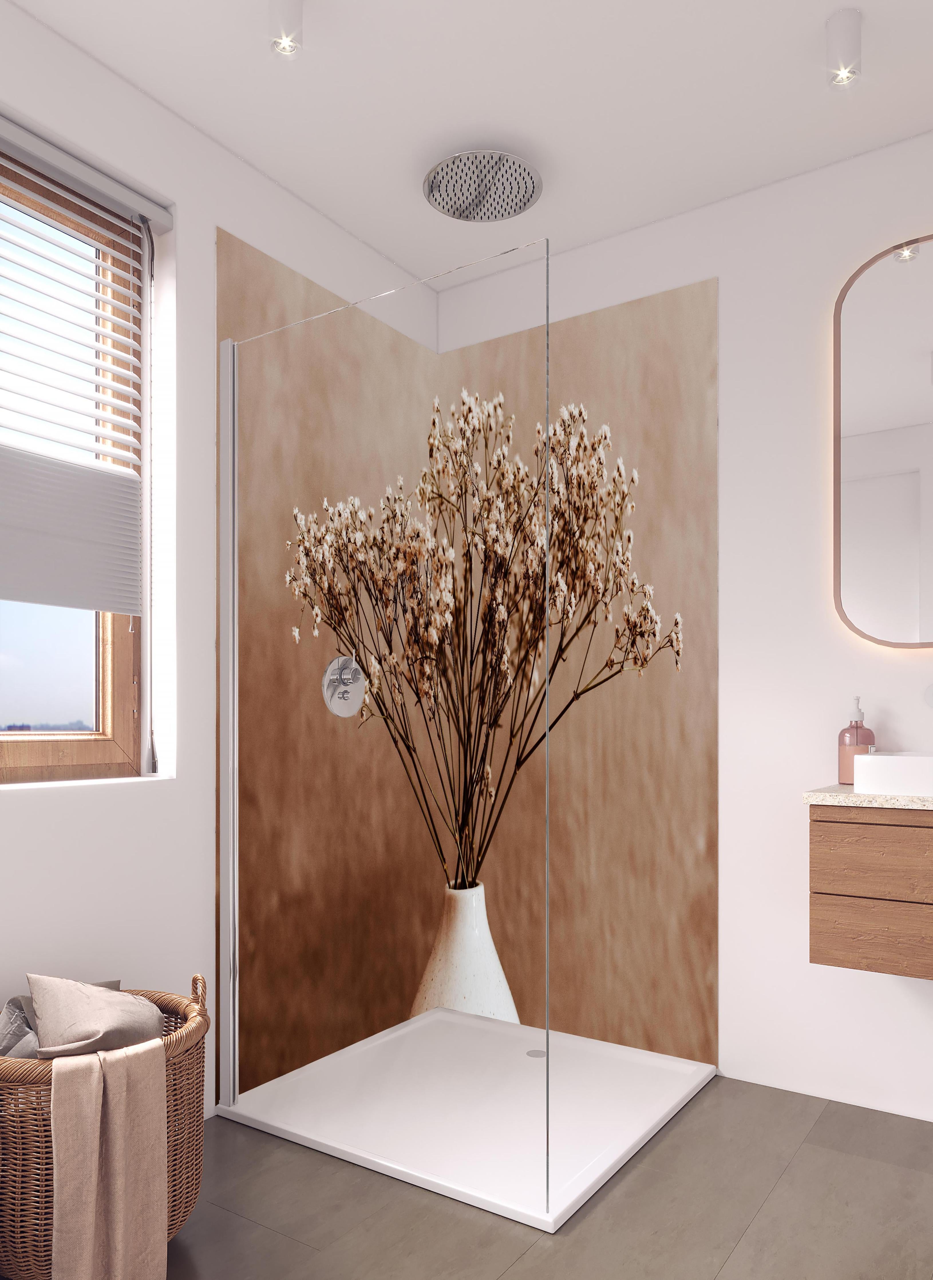 Duschrückwand - Weiße wilde getrocknete Blumen in hellem Badezimmer mit Regenduschkopf - zweiteilige Eck-Duschrückwand