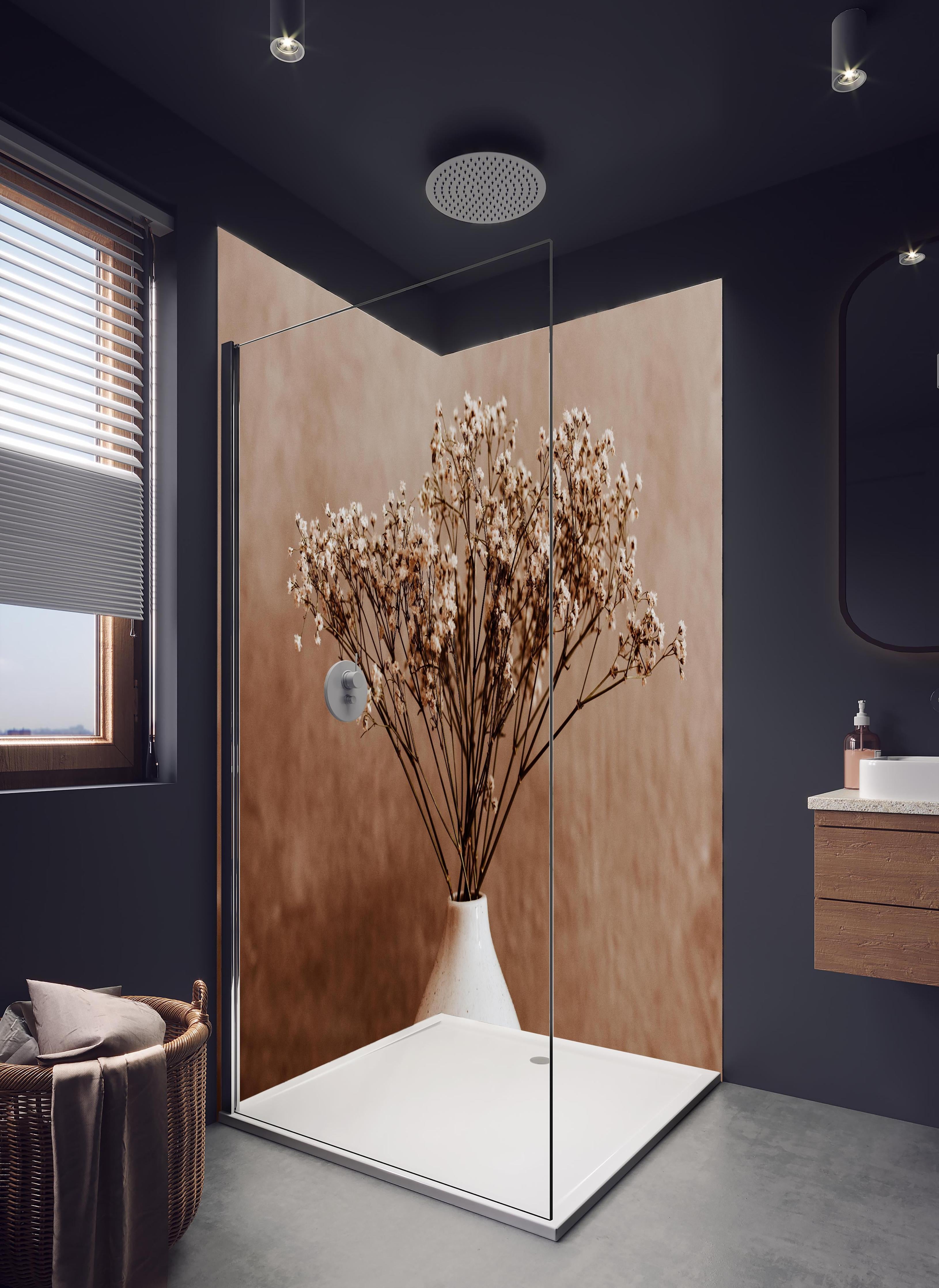 Duschrückwand - Weiße wilde getrocknete Blumen in hellem Badezimmer mit Regenduschkopf - zweiteilige Eck-Duschrückwand