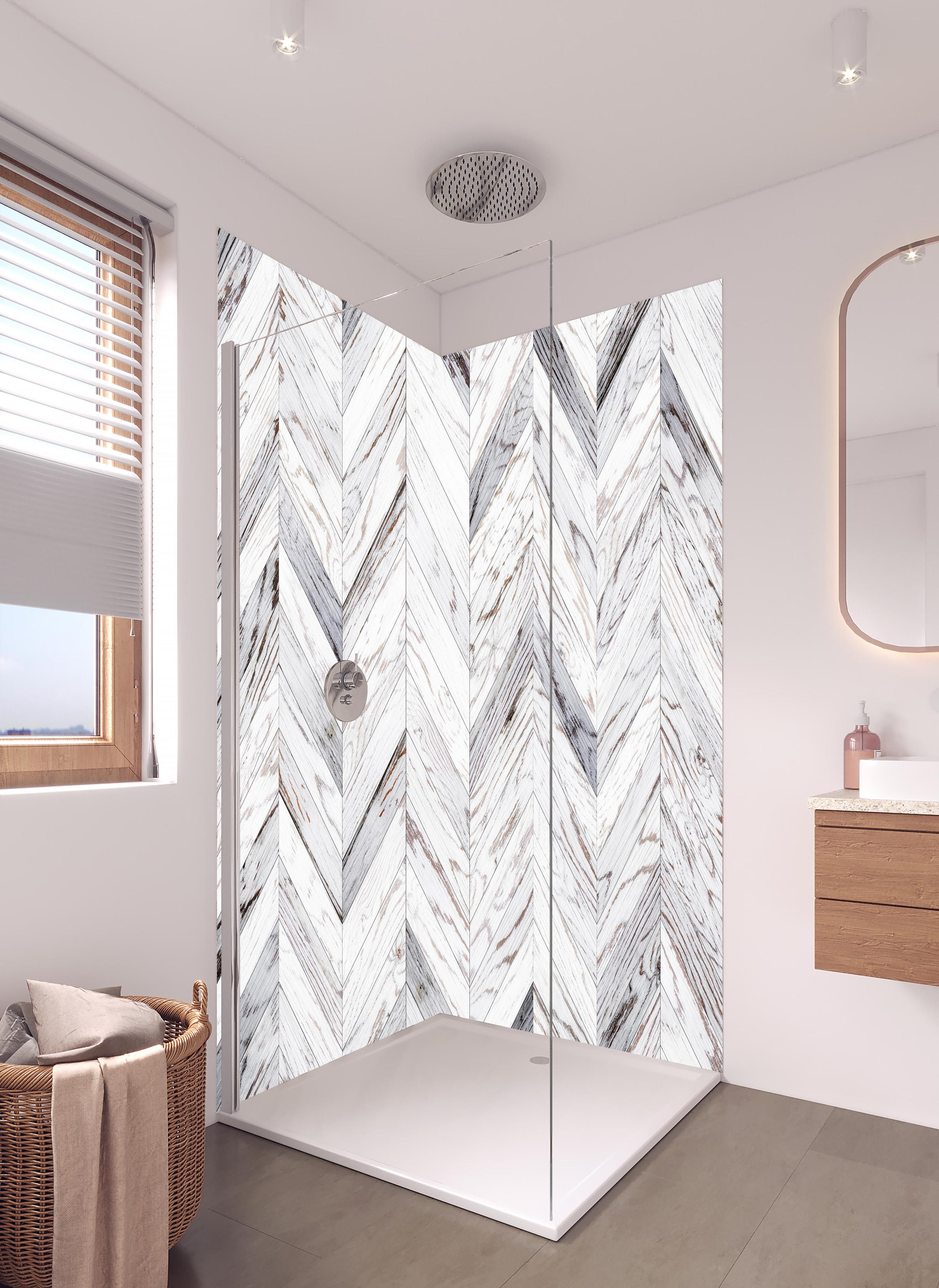 Duschrückwand - Weißer Chevron - Holzoptik in hellem Badezimmer mit Regenduschkopf - zweiteilige Eck-Duschrückwand