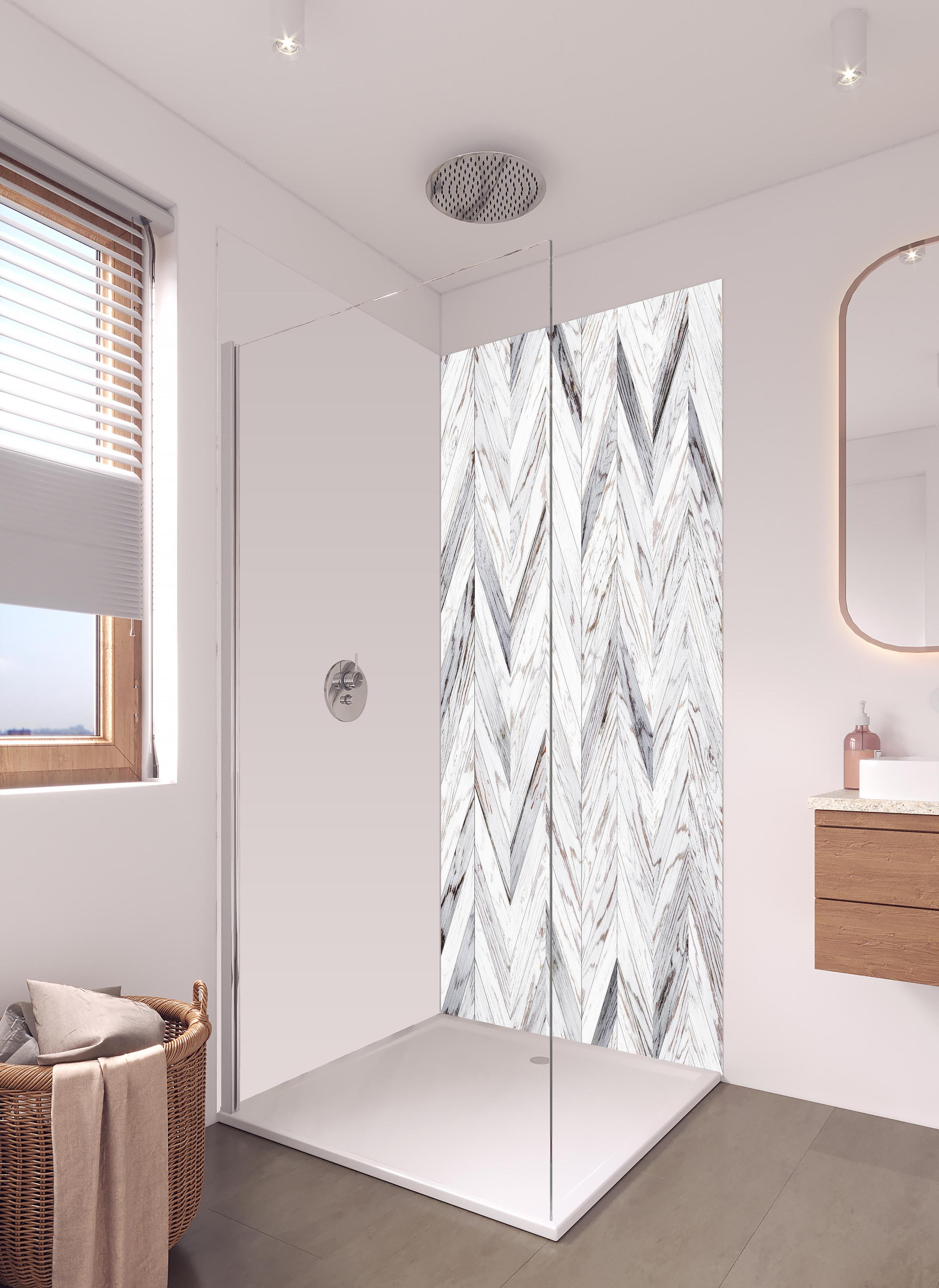 Duschrückwand - Weißer Chevron - Holzoptik in hellem Badezimmer mit Regenduschkopf - zweiteilige Eck-Duschrückwand