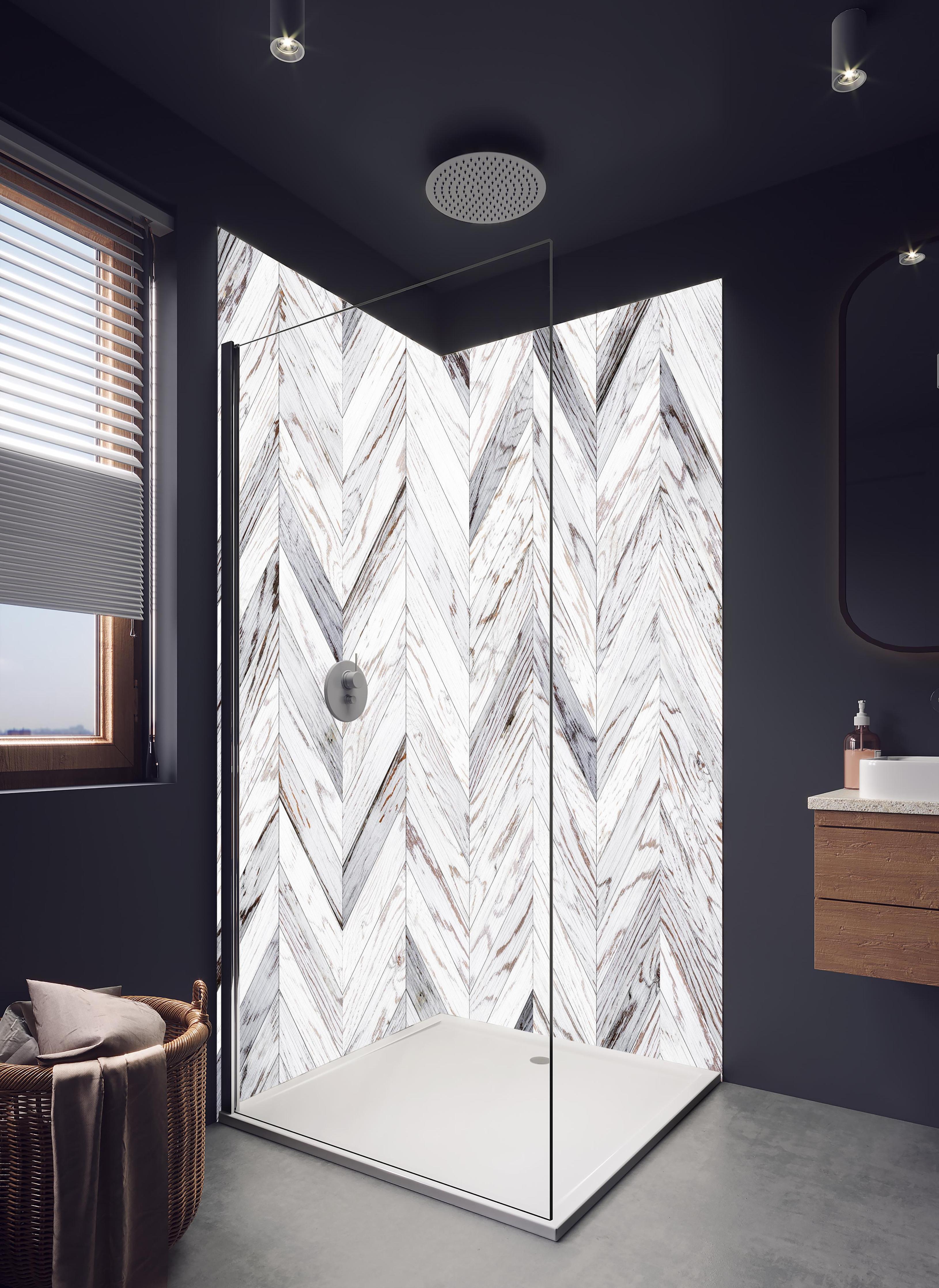 Duschrückwand - Weißer Chevron - Holzoptik in hellem Badezimmer mit Regenduschkopf - zweiteilige Eck-Duschrückwand