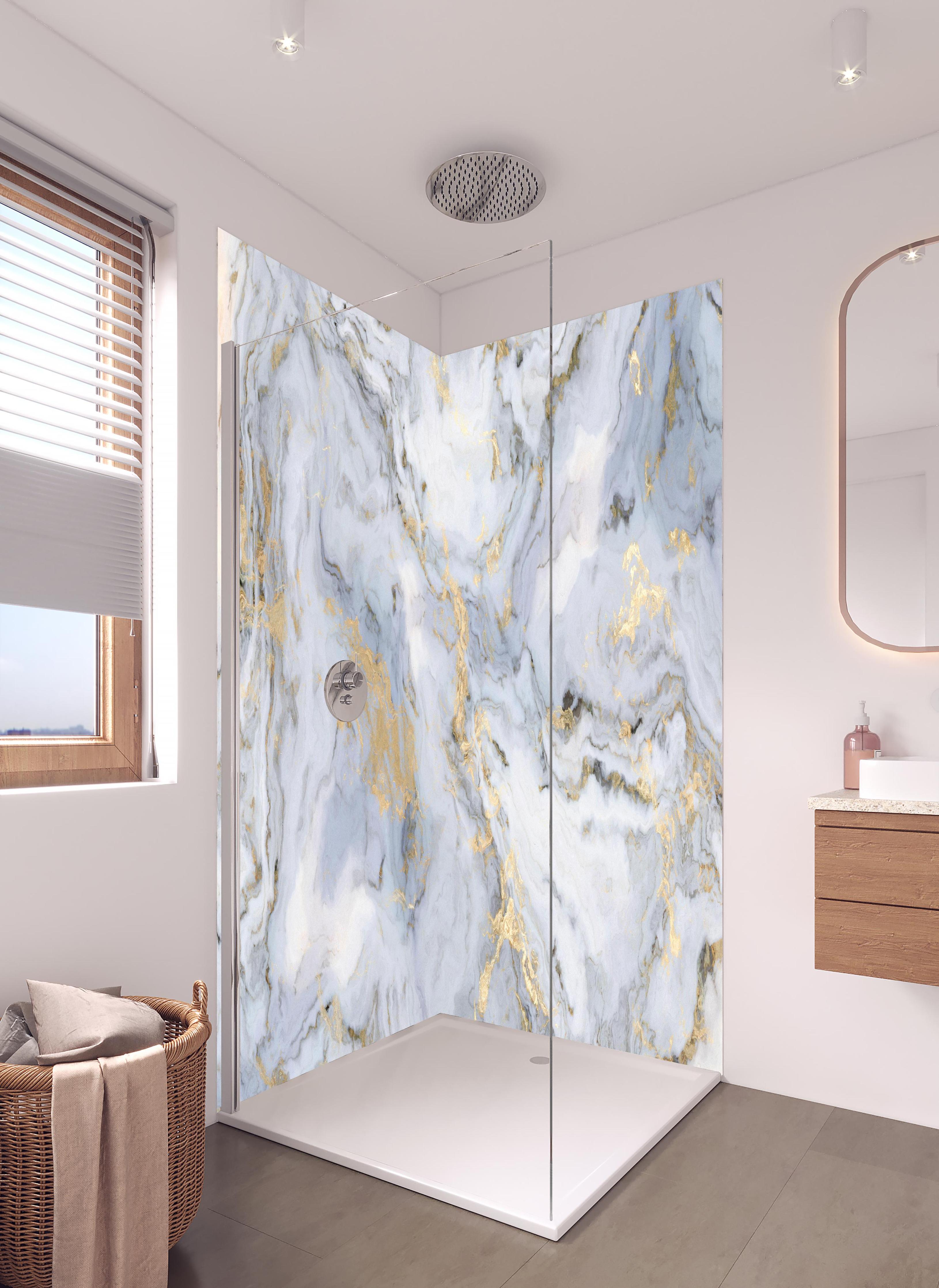 Duschrückwand - Weißer Marmor mit Goldelementen in hellem Badezimmer mit Regenduschkopf - zweiteilige Eck-Duschrückwand