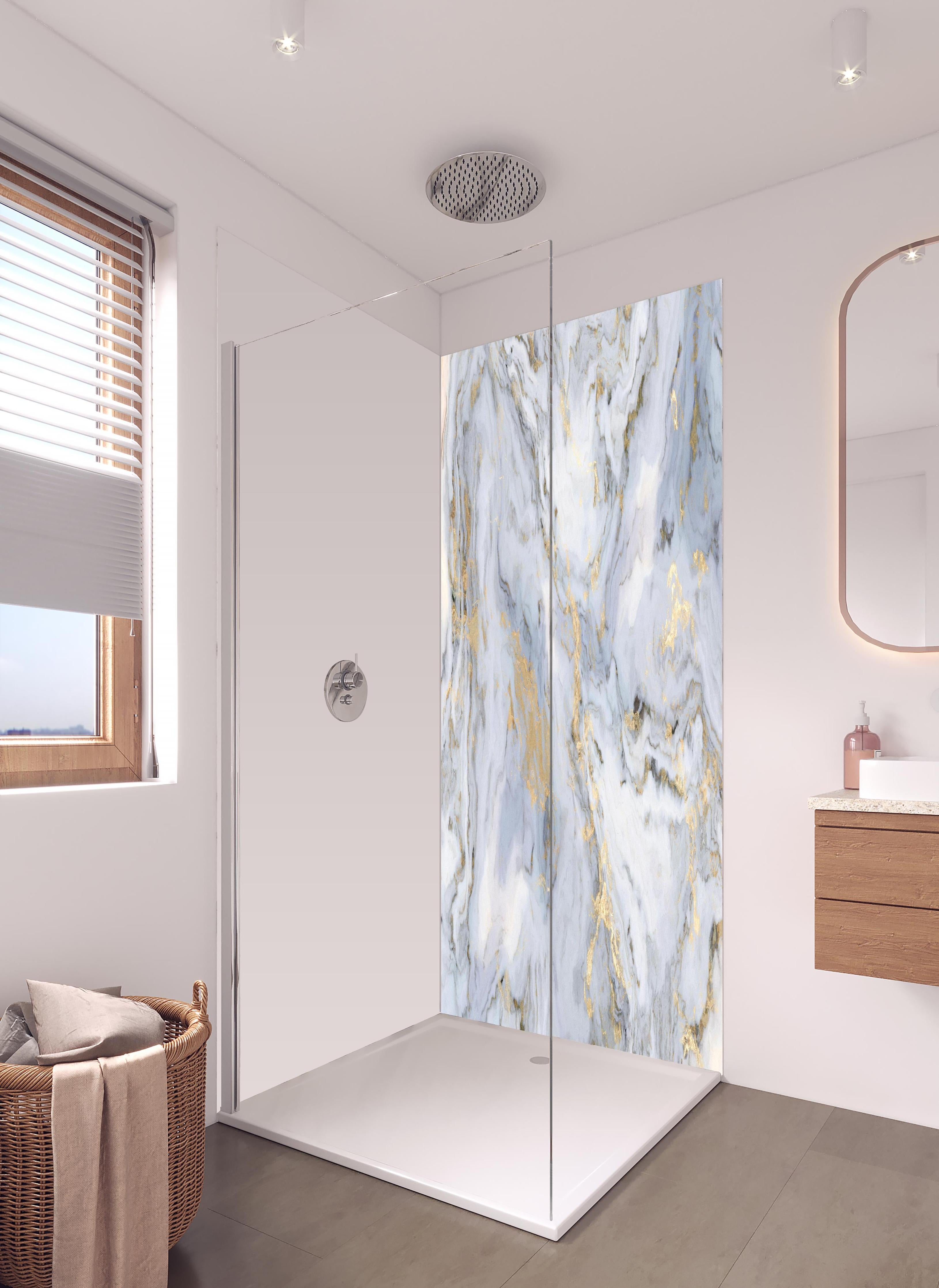 Duschrückwand - Weißer Marmor mit Goldelementen in hellem Badezimmer mit Regenduschkopf - zweiteilige Eck-Duschrückwand