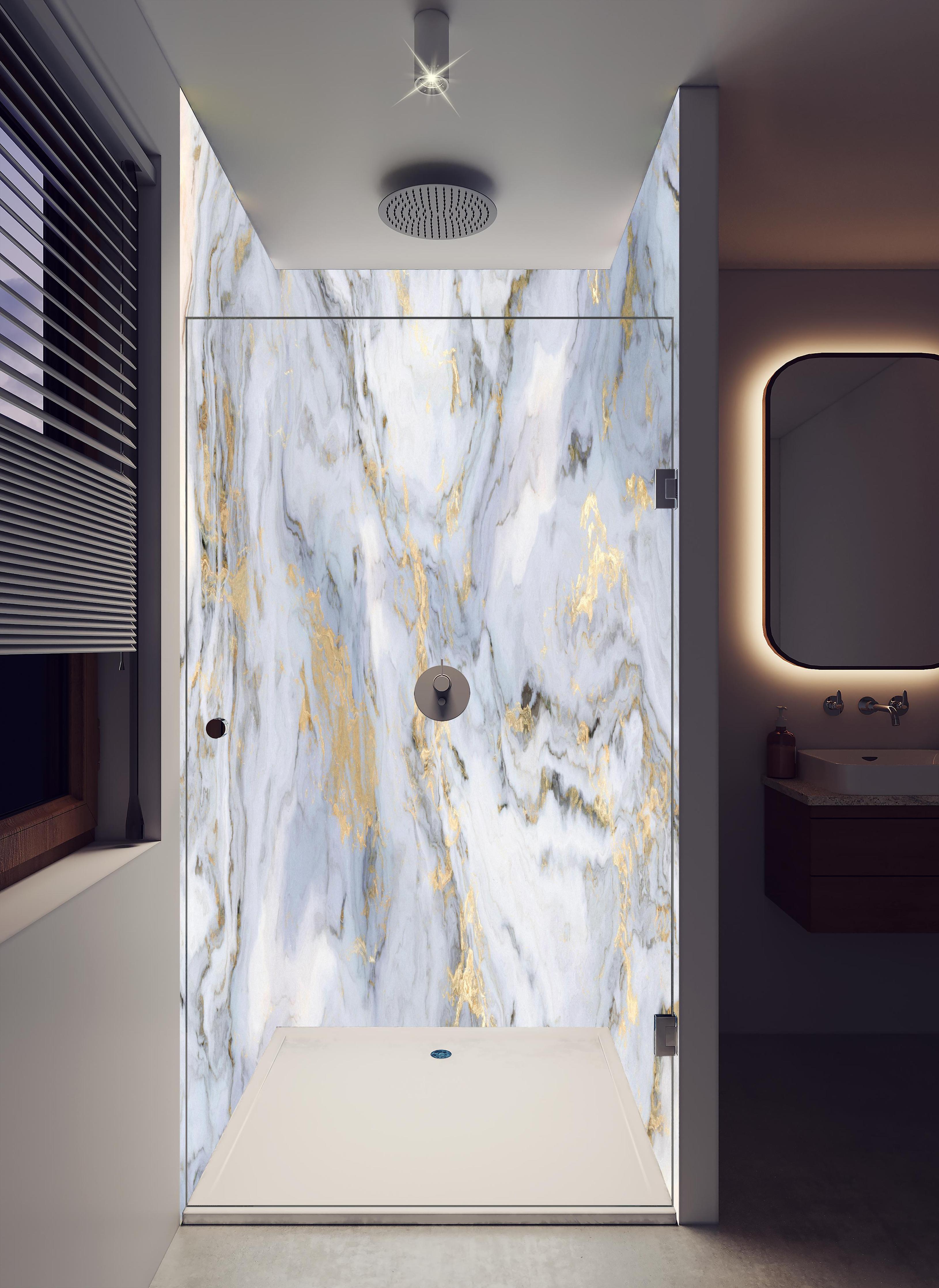 Duschrückwand - Weißer Marmor mit Goldelementen in hellem Badezimmer mit Regenduschkopf - zweiteilige Eck-Duschrückwand