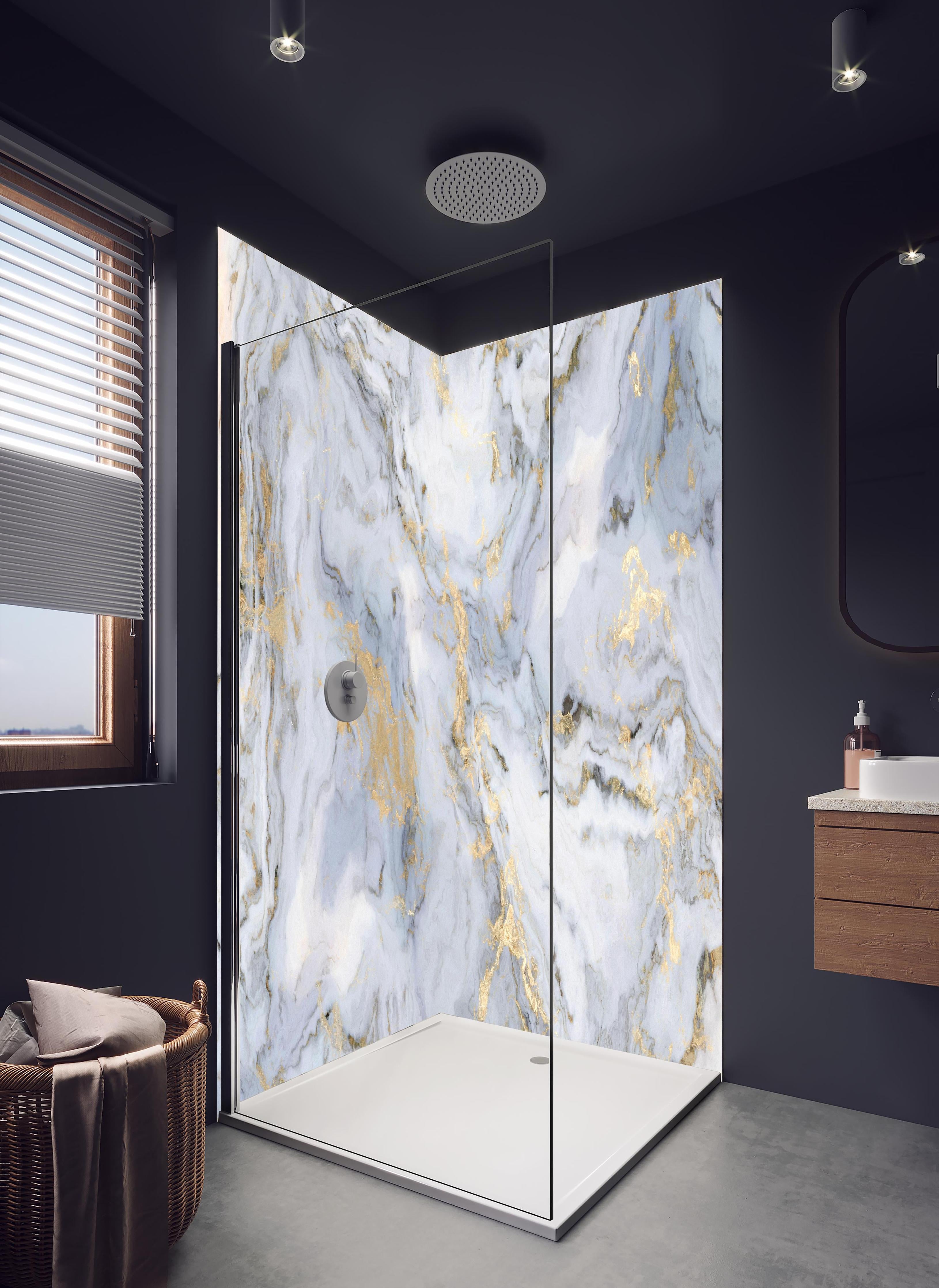 Duschrückwand - Weißer Marmor mit Goldelementen in hellem Badezimmer mit Regenduschkopf - zweiteilige Eck-Duschrückwand